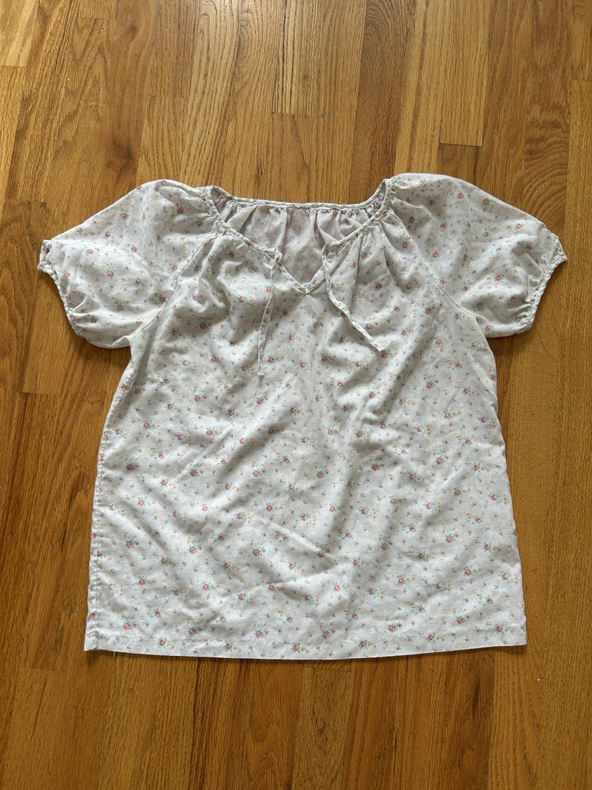 Vintage 70’s white peasant blouse w/ ditsy floral print & tie detail Sz M