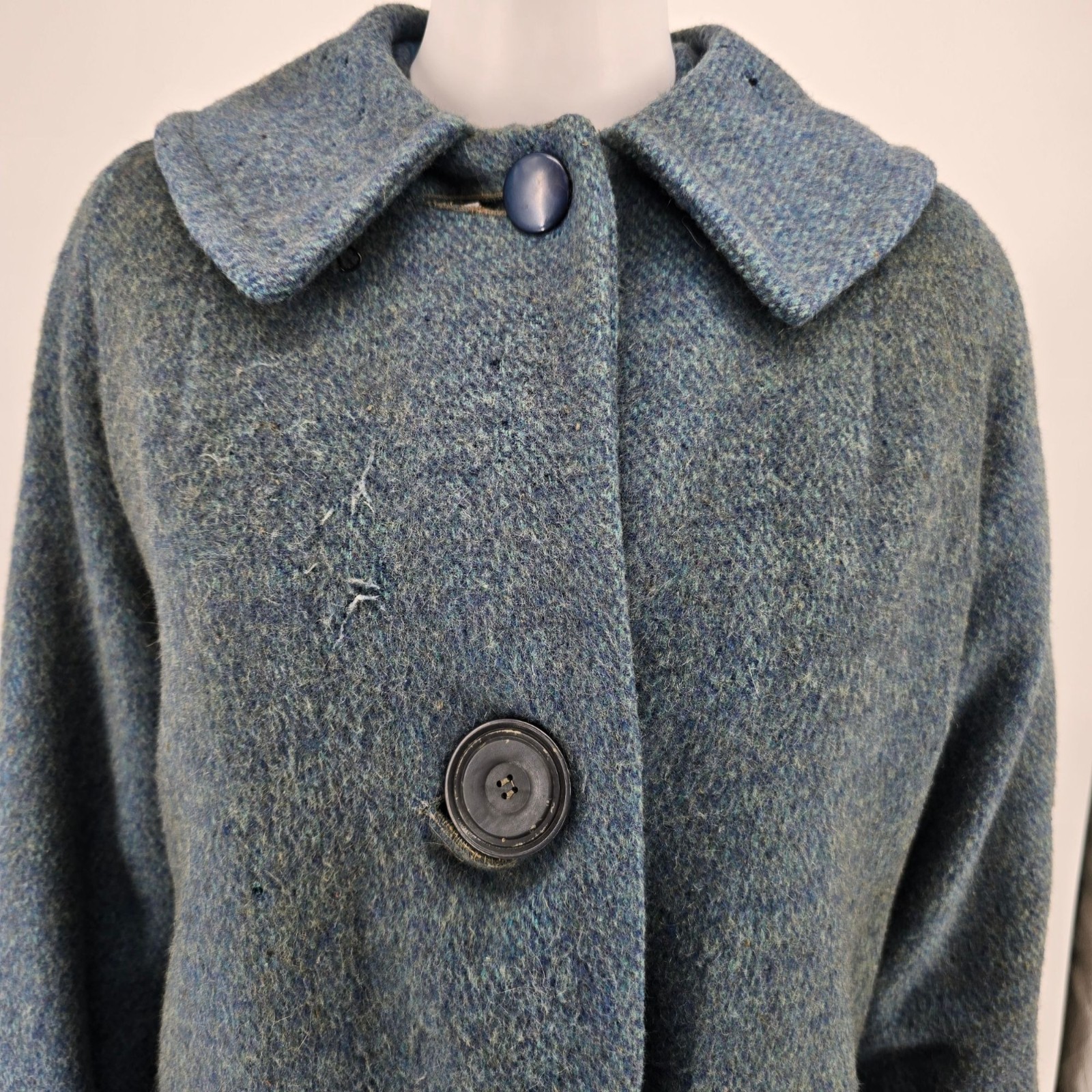 Distressed Vintage 1960s Women’s Heathered Gray-Blue Single-Breasted Coat (M)