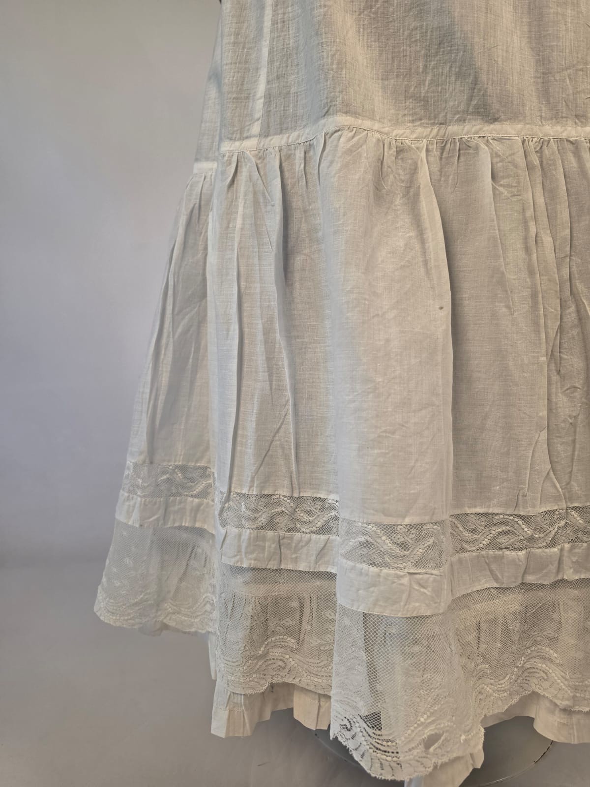 VICTORIAN 19TH C WHITE COTTON PETTICOAT W VALENCIENNES LACE BOTTOM FLOUNCE