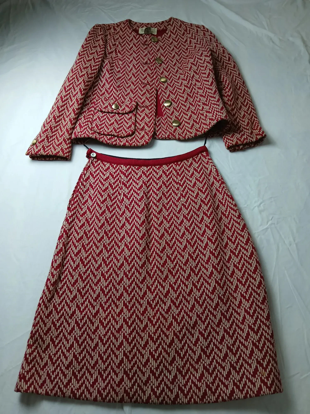 Vintage Womens 2pc Red Ivory Boucle Jacket Skirt Set Size 8 Wool Blend