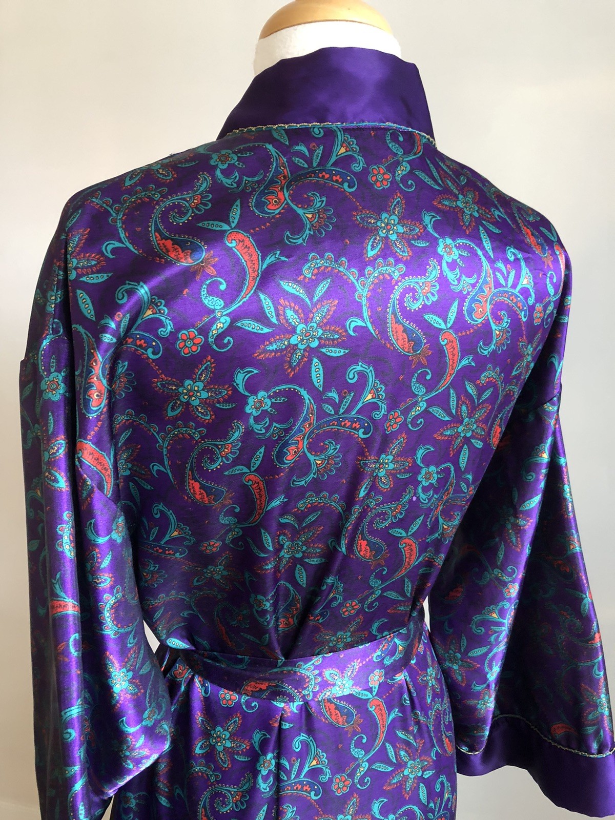 STUNNING VTG MS. B Purple Paisley Satin Cuddleskin Robe Dressing Gown SZ M
