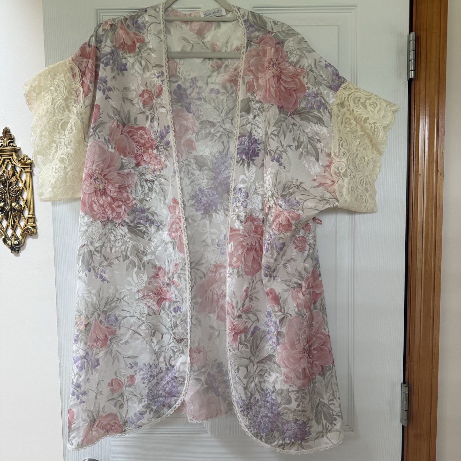 Vtg LUCIE ANN II Floral Satin Robe Size L Lace White Pink Roses USA Wedding