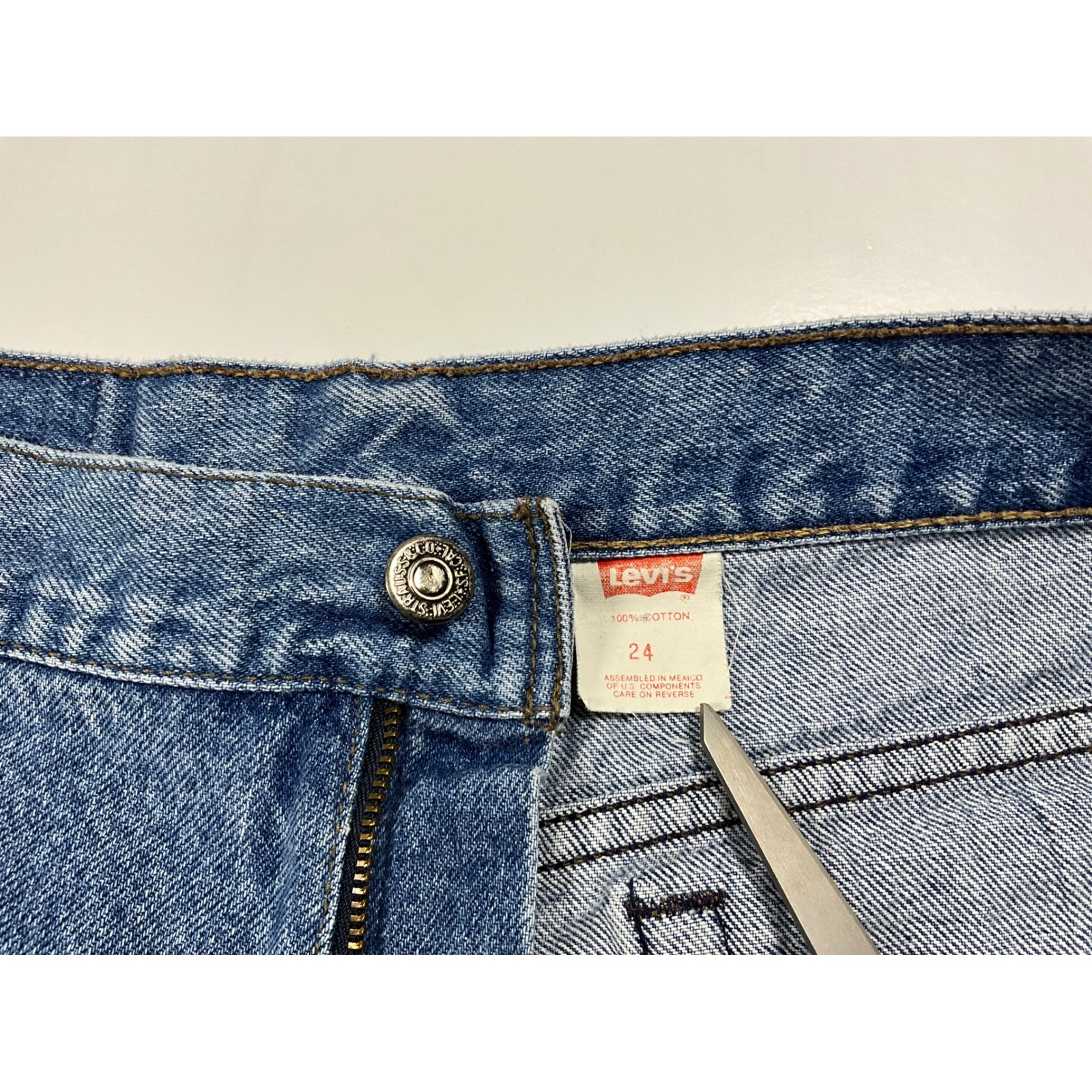 VINTAGE Levis 900 Series Womens 24 Tapered Leg Jeans Medium Wash Blue Denim
