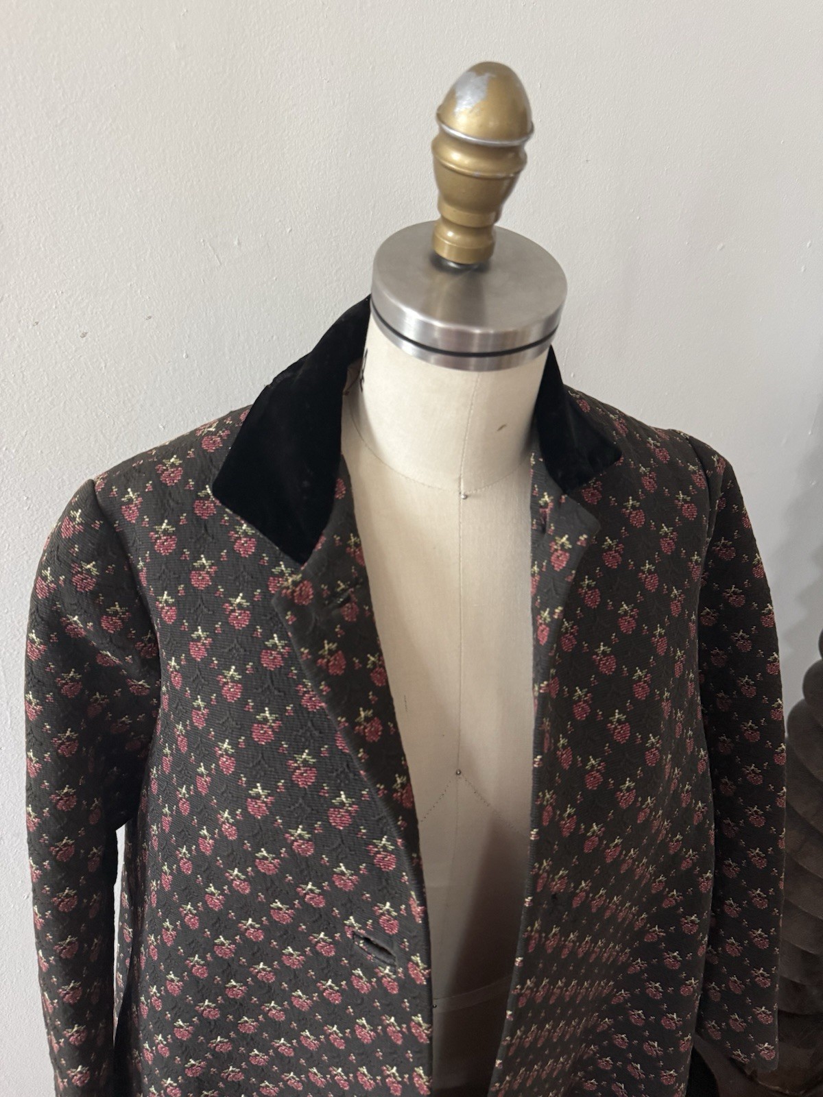 Mid-C Floral Jacquard/Matelassé/Quilted Full Length Tapestry Coat Velvet Collar