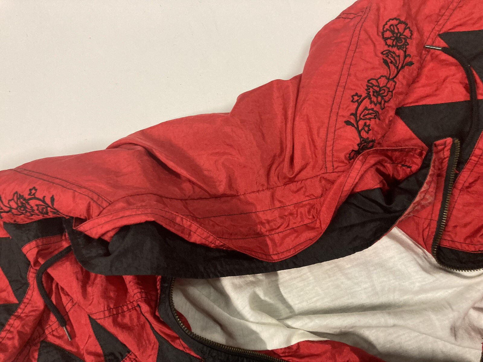 Vintage 90s Lavon Women’s Red/Black Flower Shoulders Windbreaker Jacket Medium