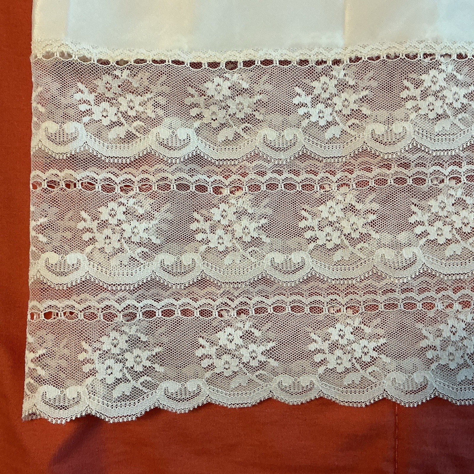 Vtg Barbizon Petti-Chic Ivory Half Slip Crepe Remarque L25- With 6” Lace