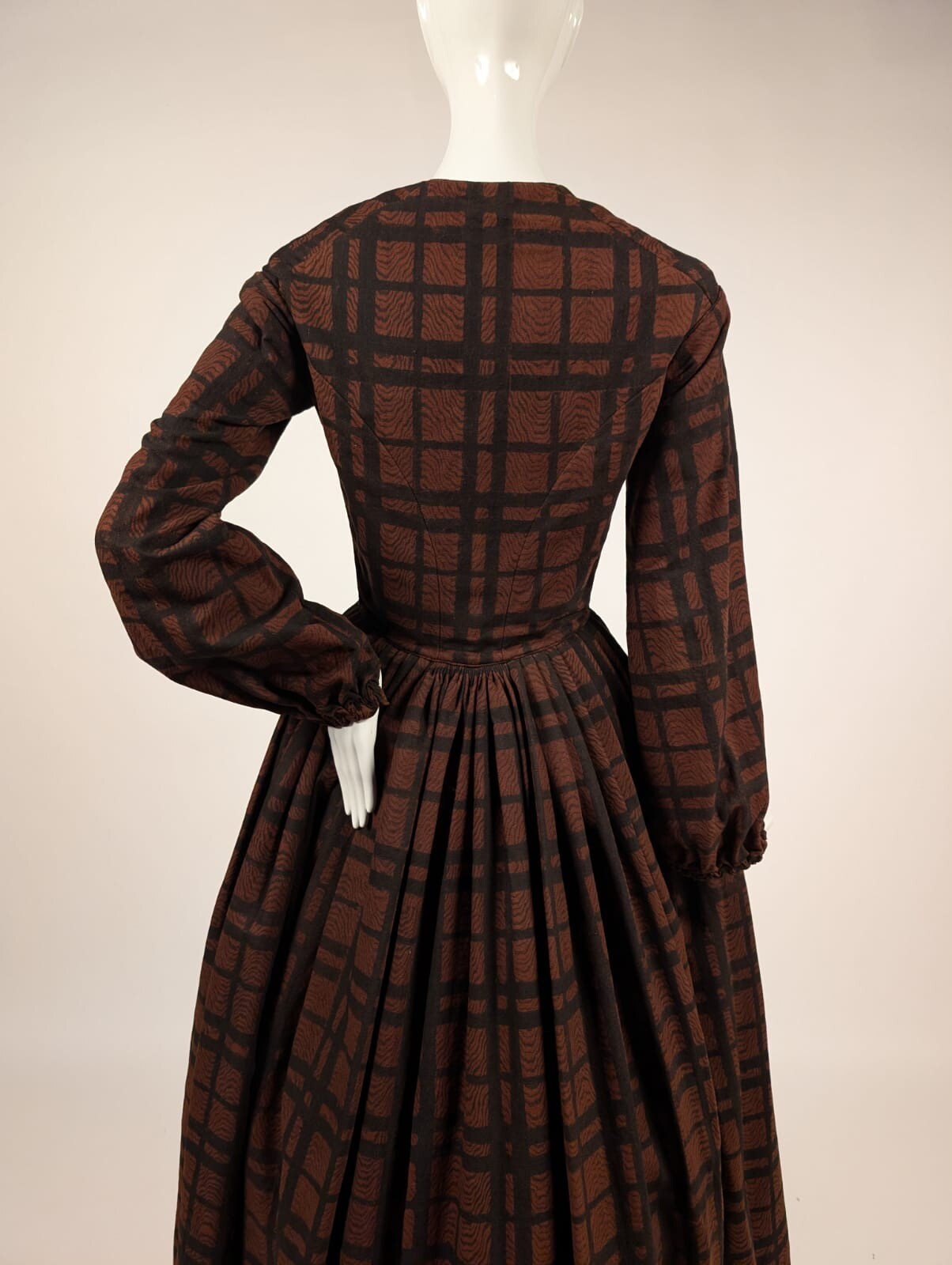 UNUSUAL LINEN WOOL WOOD GRAIN WINDOWPANE 1840’S WINTER WEIGHT DRESS W PLEAT CUFF