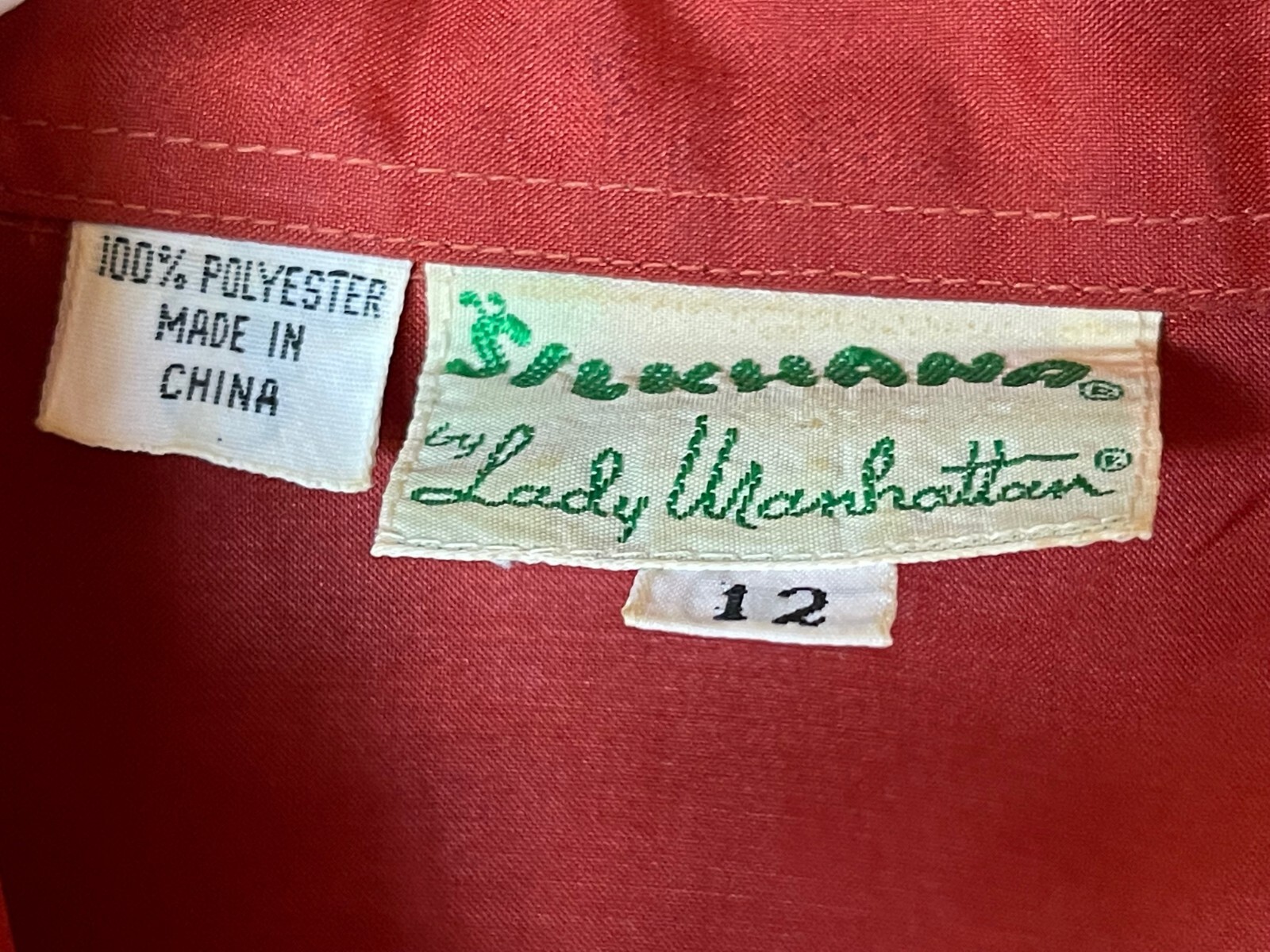 VINTAGE „SILKHANA LADY MANHATTTAN” WOMEN’S 12 (40″ BUST) RUST COLOR BLOUSE, EUC