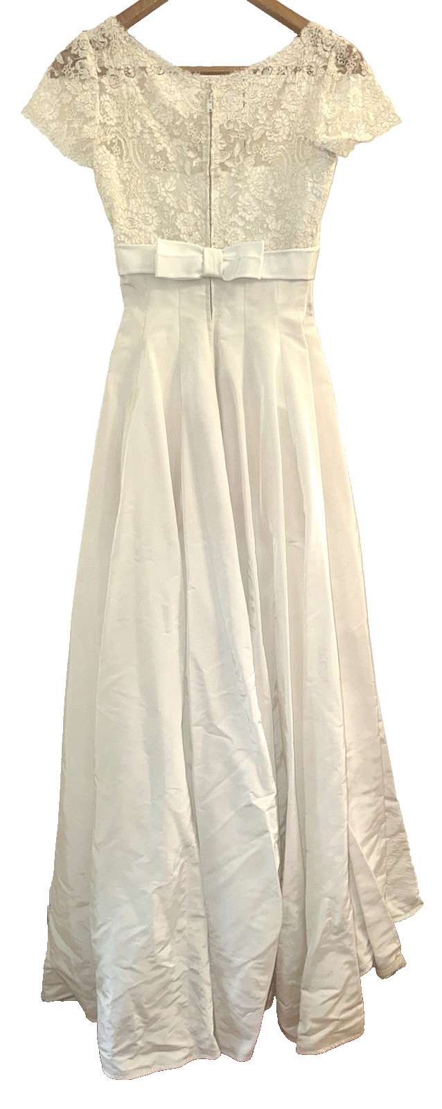 1960s Vtg Chantilly LACE SATIN WEDDING GOWN Petticoat VEIL Sz Small Saks 5th Ave