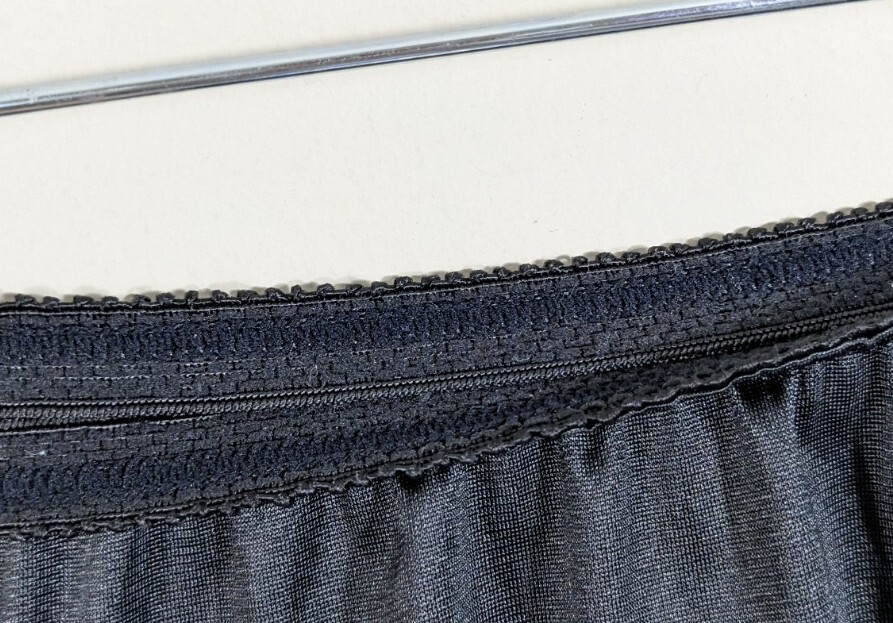 Size SMALL Warner’s 27 Inch Black Nylon Vintage Skirt Slip Lace Trimmed