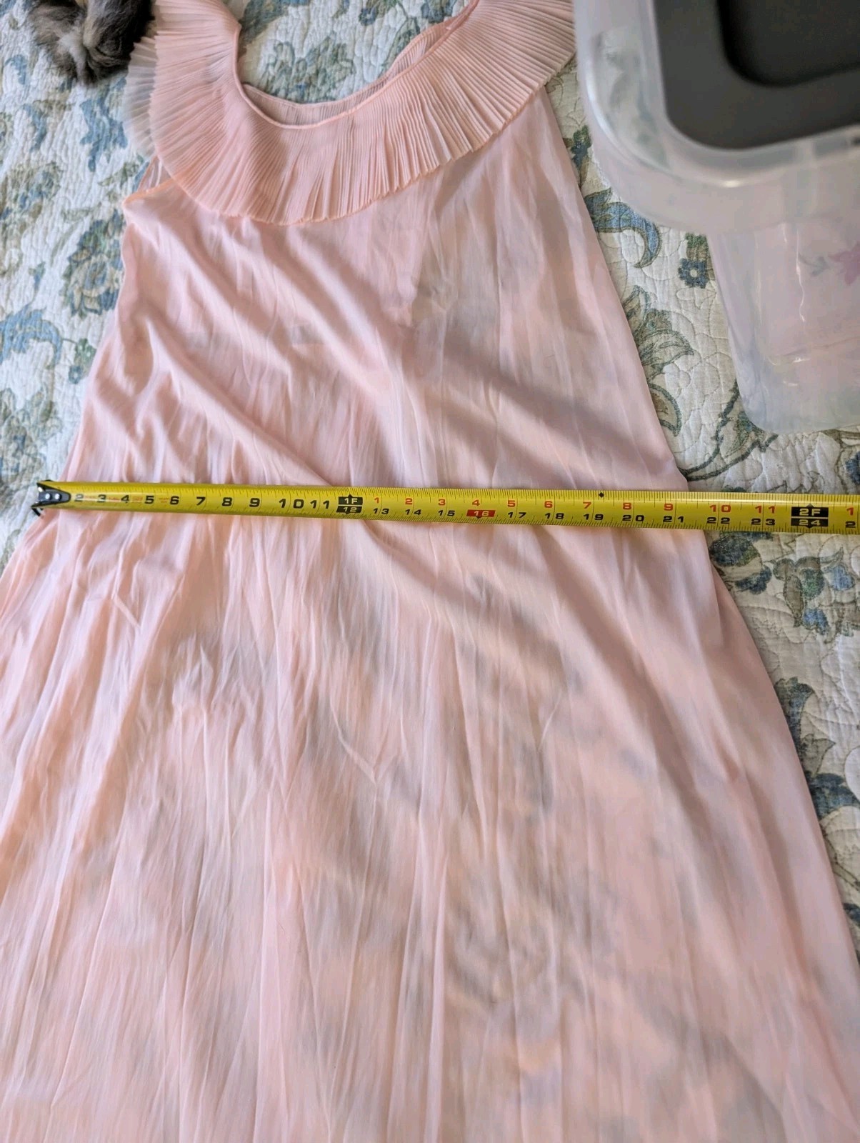 Vtg Vanity Fair „Coquette” pleated negligee, rare color~lite apricot/ peach