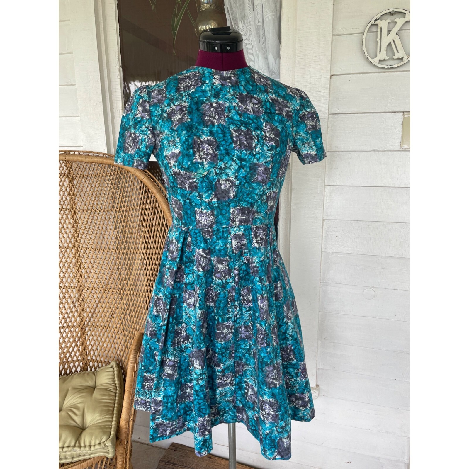 Vintage 1950s Polished Cotton Floral Pleated Shortsleeve Dress Small