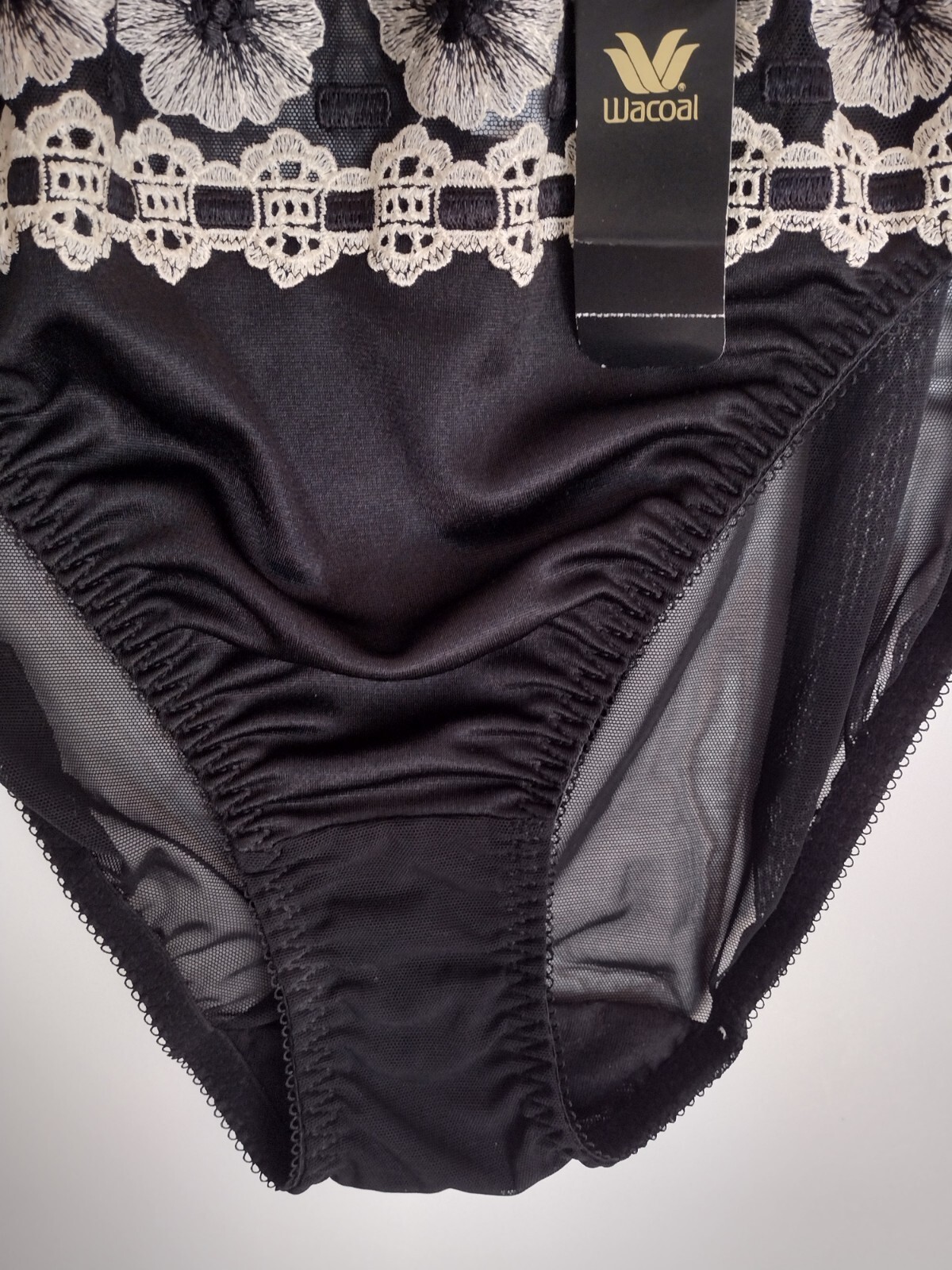 VINTAGE WACOAL 84132 PRETTY & POLISHED EMBROIDERED HICUT BRIEF PANTY XL BLACK WH