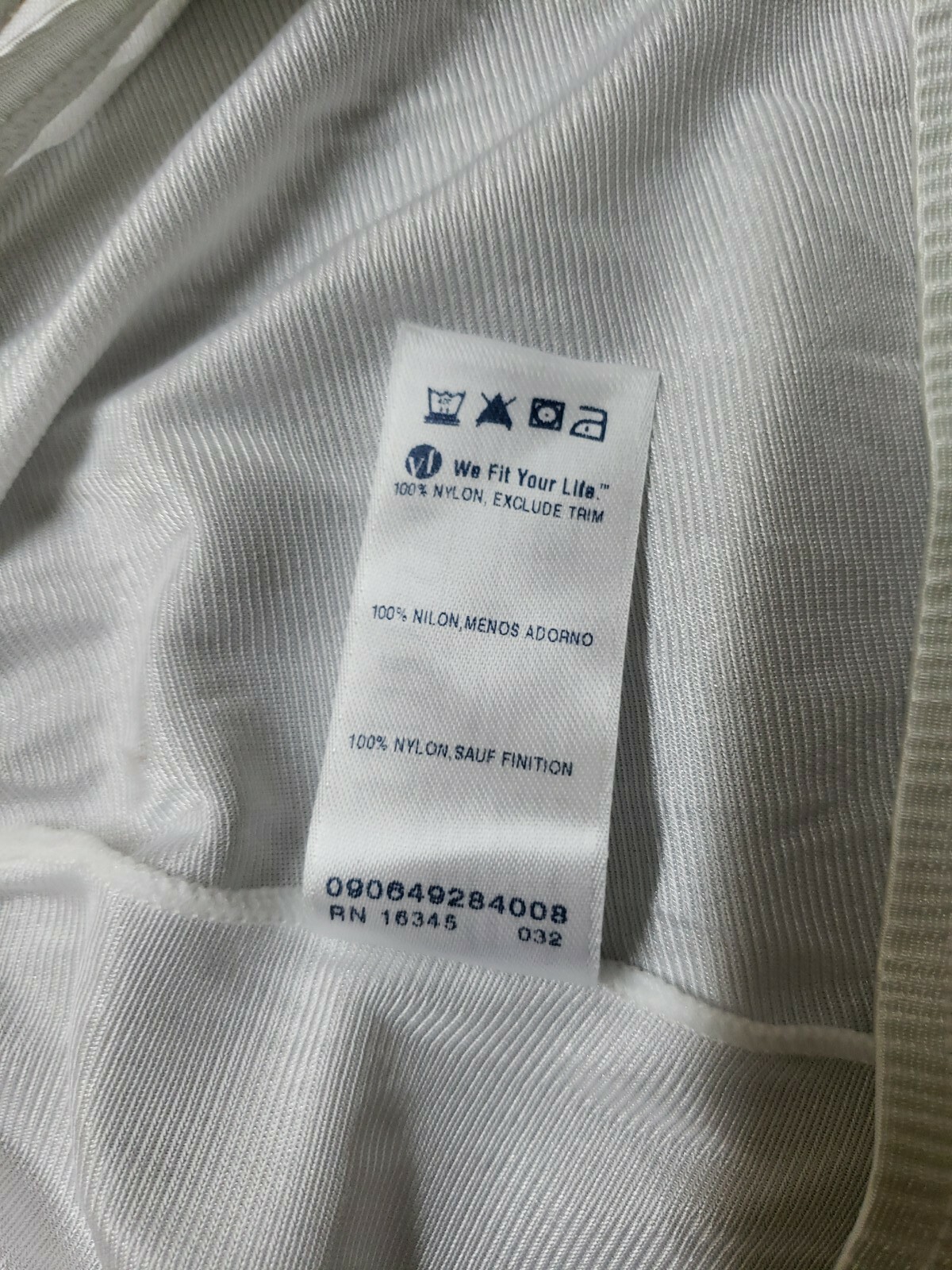 VASSARETTE – WHITE NYLON HALF SLIP W 19” SLIT – SIZE 32″ – L / 42 #11-122