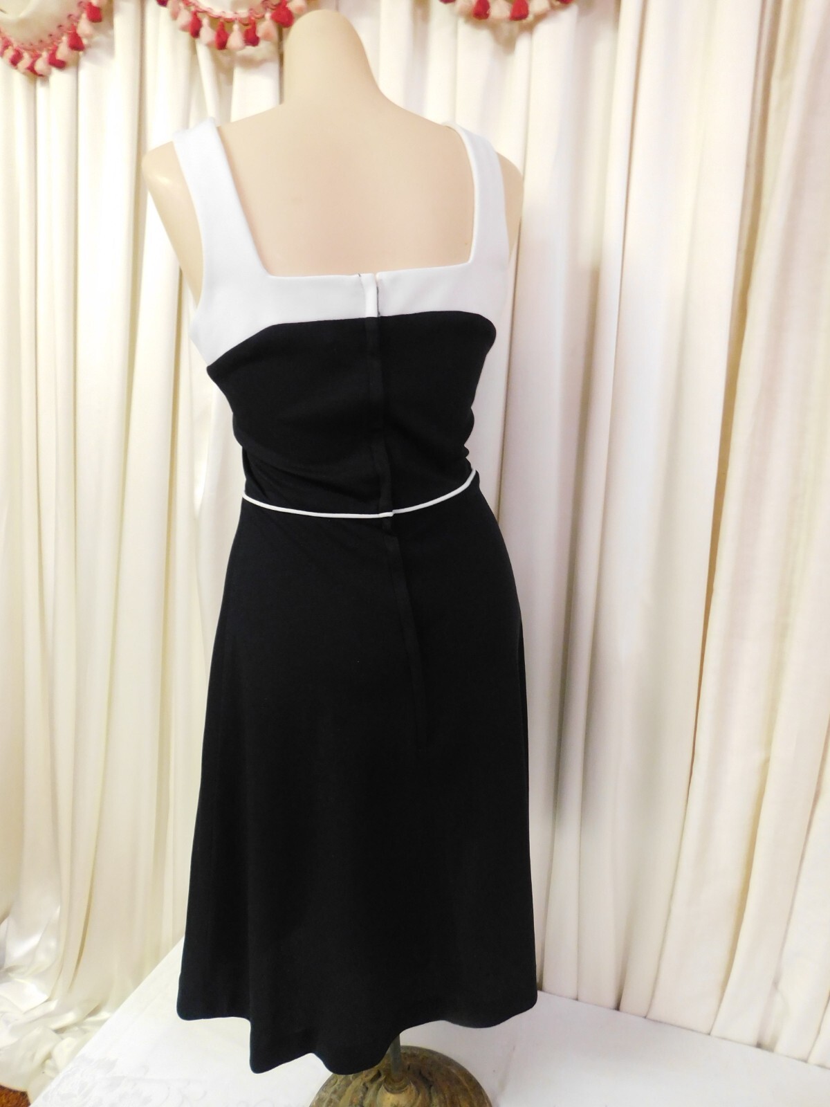 1970’s Vintage Black w/ White Polyester Fit Flare Dress 26″ W