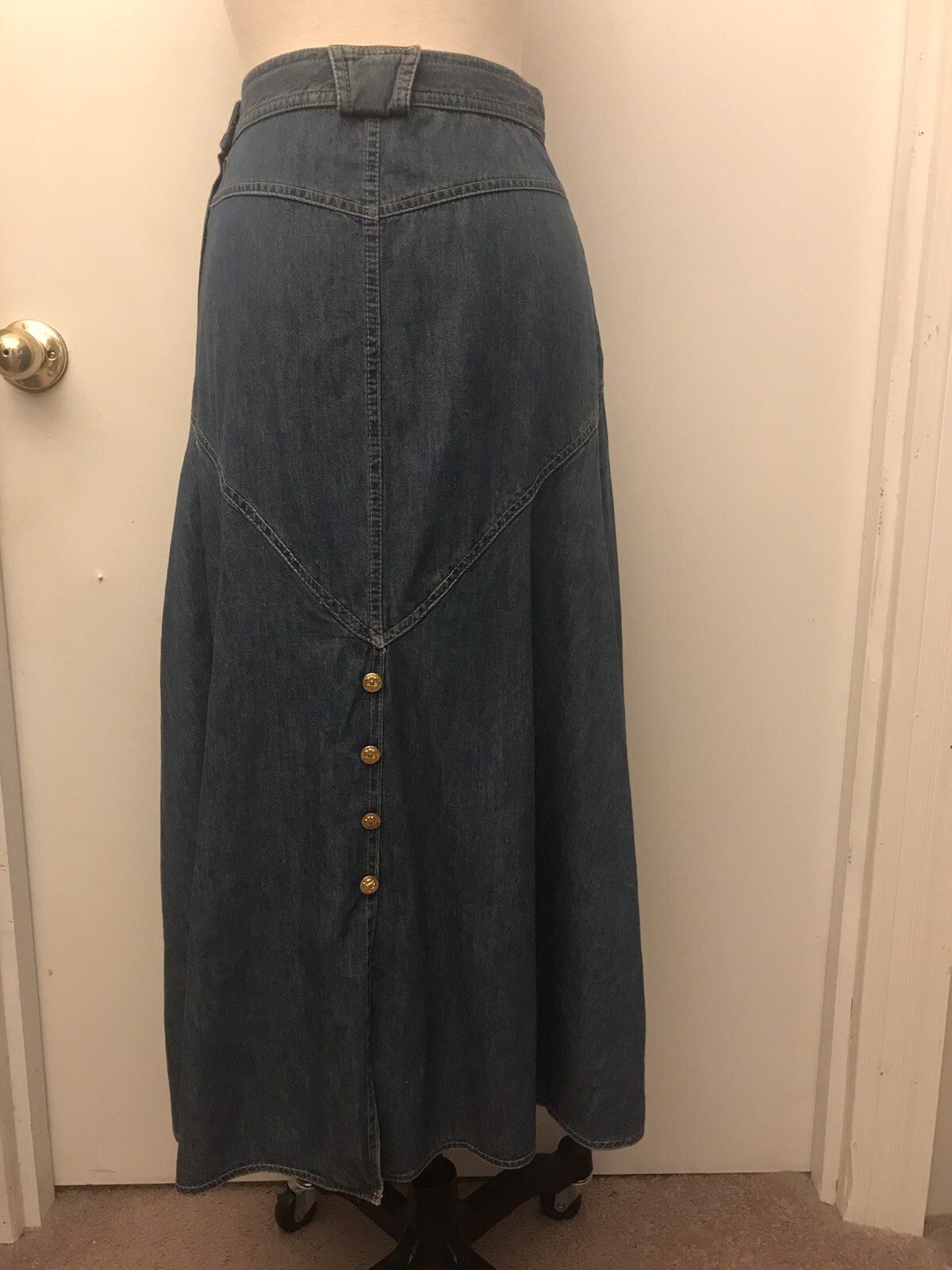 Stylish 26″ waist Avr La Acid Washed Denim Jean Skirt Midi Length. B68.