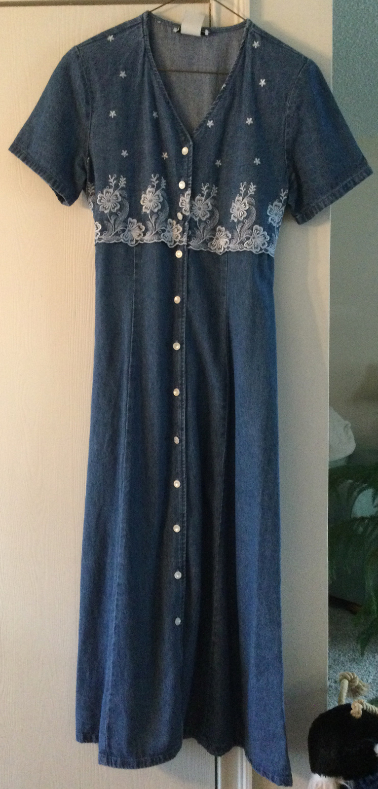 Vintage Alexandra Lee Size 10 Denim Embroidered Fitted Dress MIdi Length