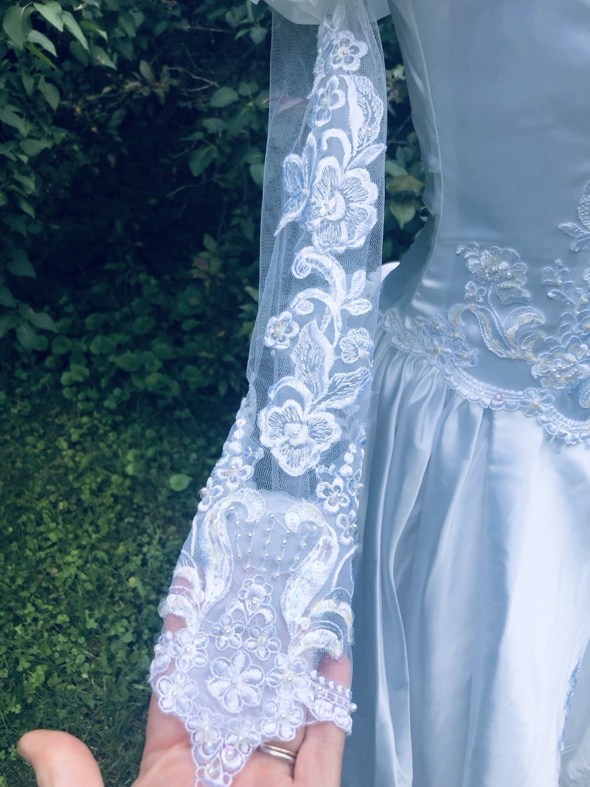 Vintage 1980’s Pearls Floral Appliqués Sequin Lovely Wedding Gown Dress 32-24-62