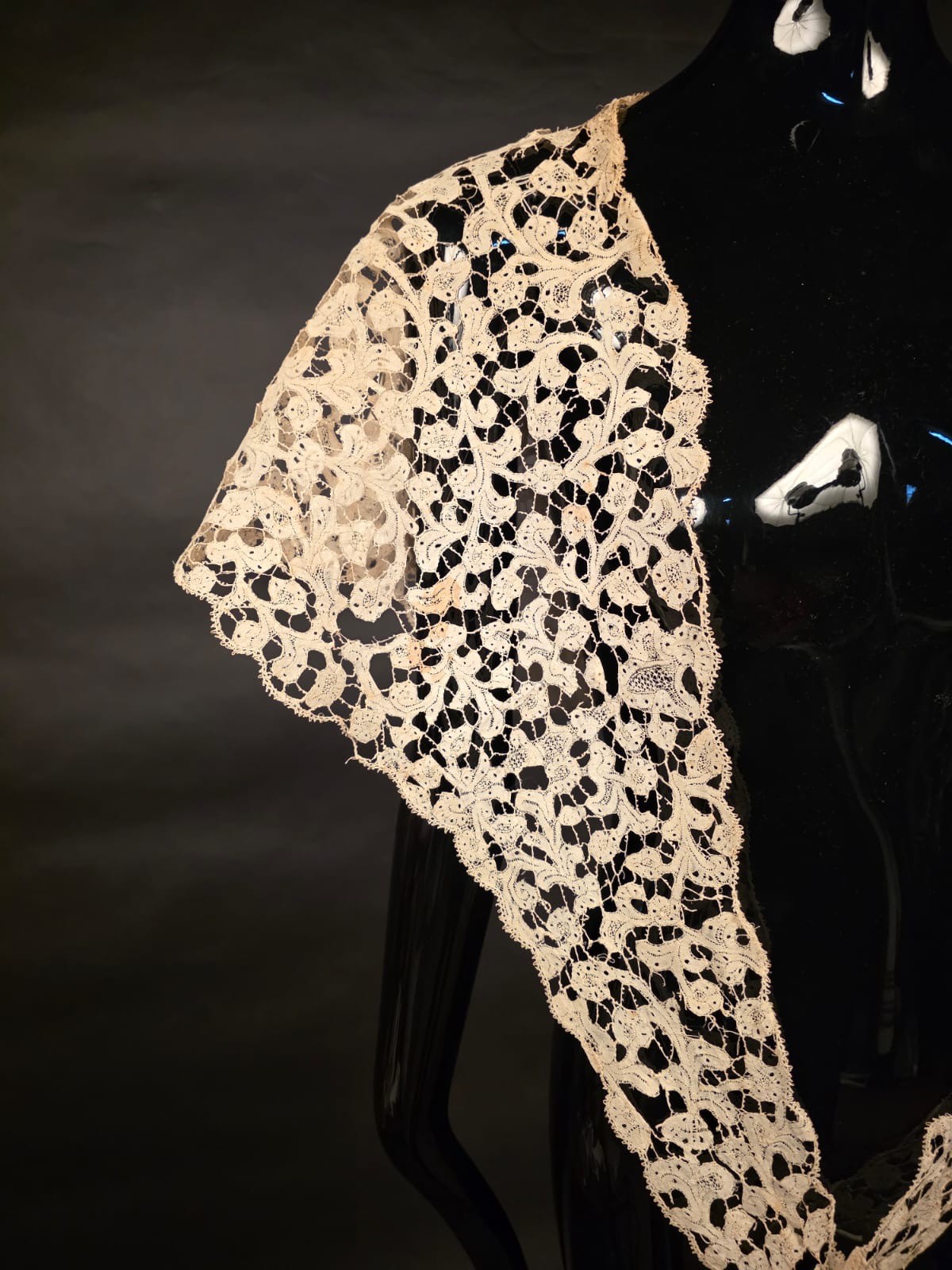 HAND MADE 18TH C LARGE LACE CAPE COLLAR FOR DRESS W FINE PICOT BRIDES