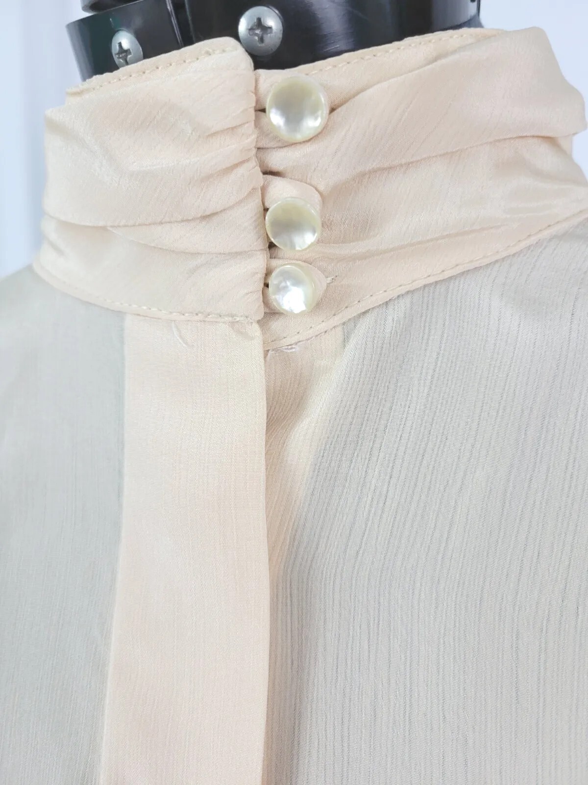 Vtg Paris Station Peachy Cream Blouse w Con Button Down Front Size XL?