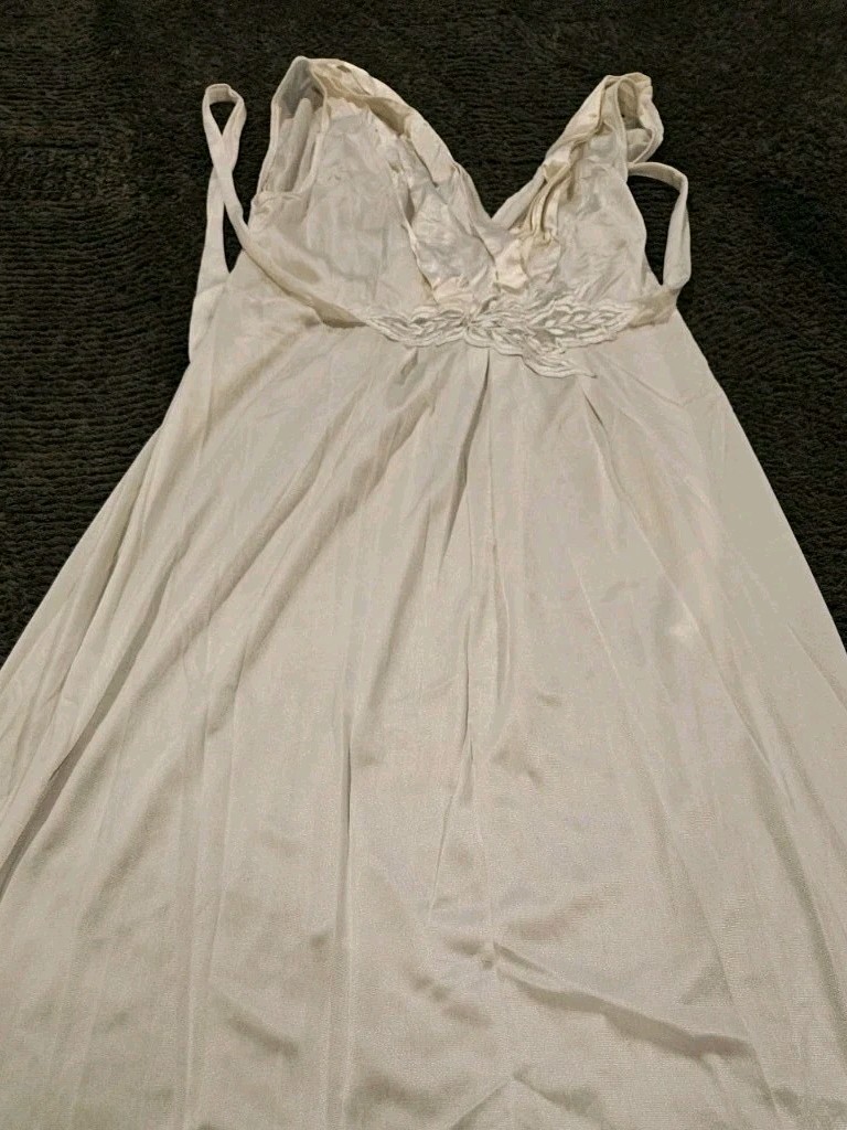 vintage Undercover Wear Long nightgown size M 100% nylon Flowey 90 Classic Drama