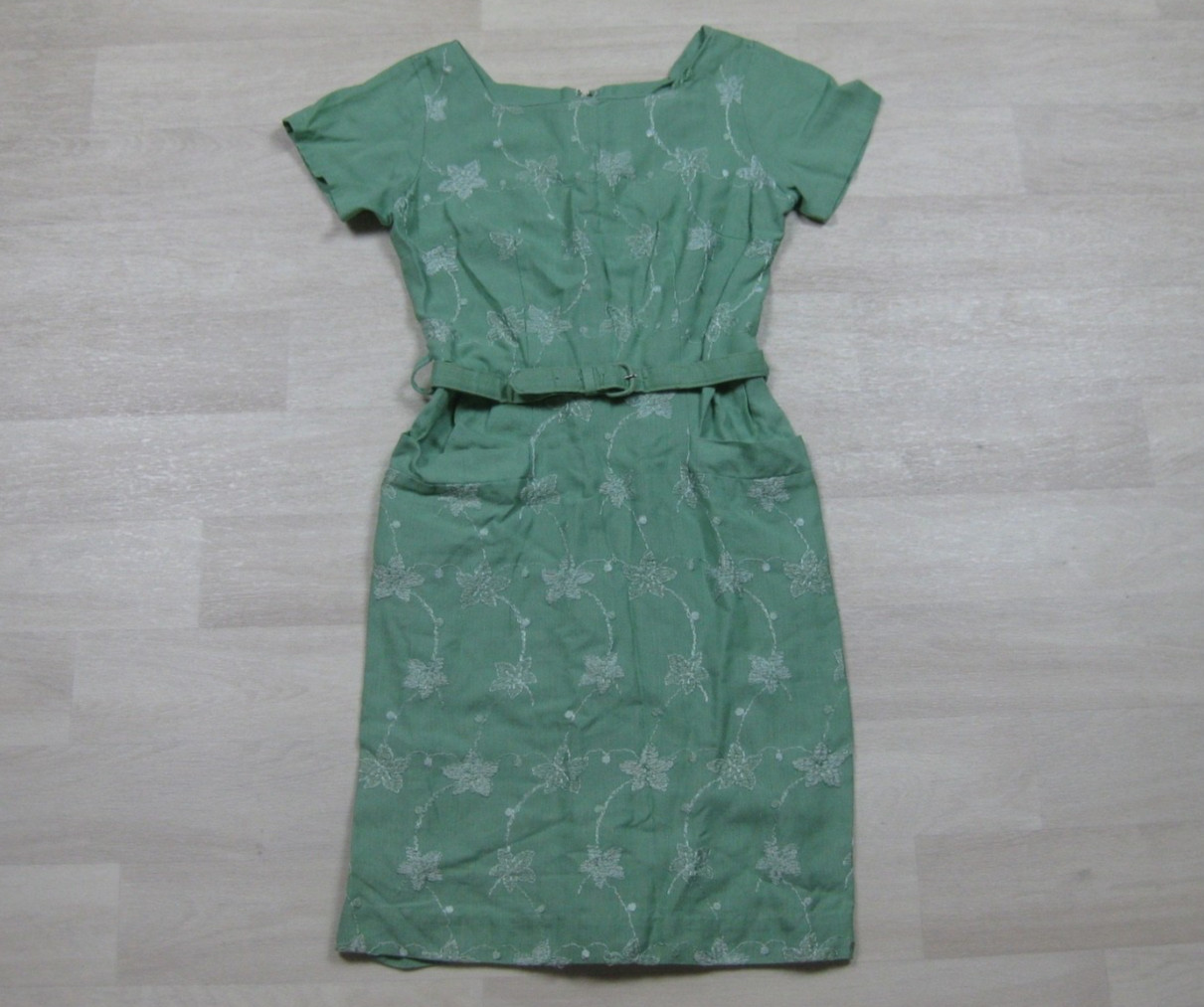 Vintage 50s Wiggle Day Dress (XS) Embroidered Floral Sheath Pockets Cap Sleeve