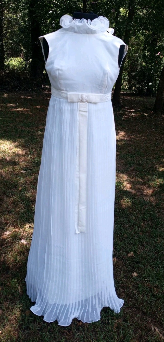 Vintage Nadine Women’s 7 Sheer White Floor Length Sleeveless Gown Pleated Formal