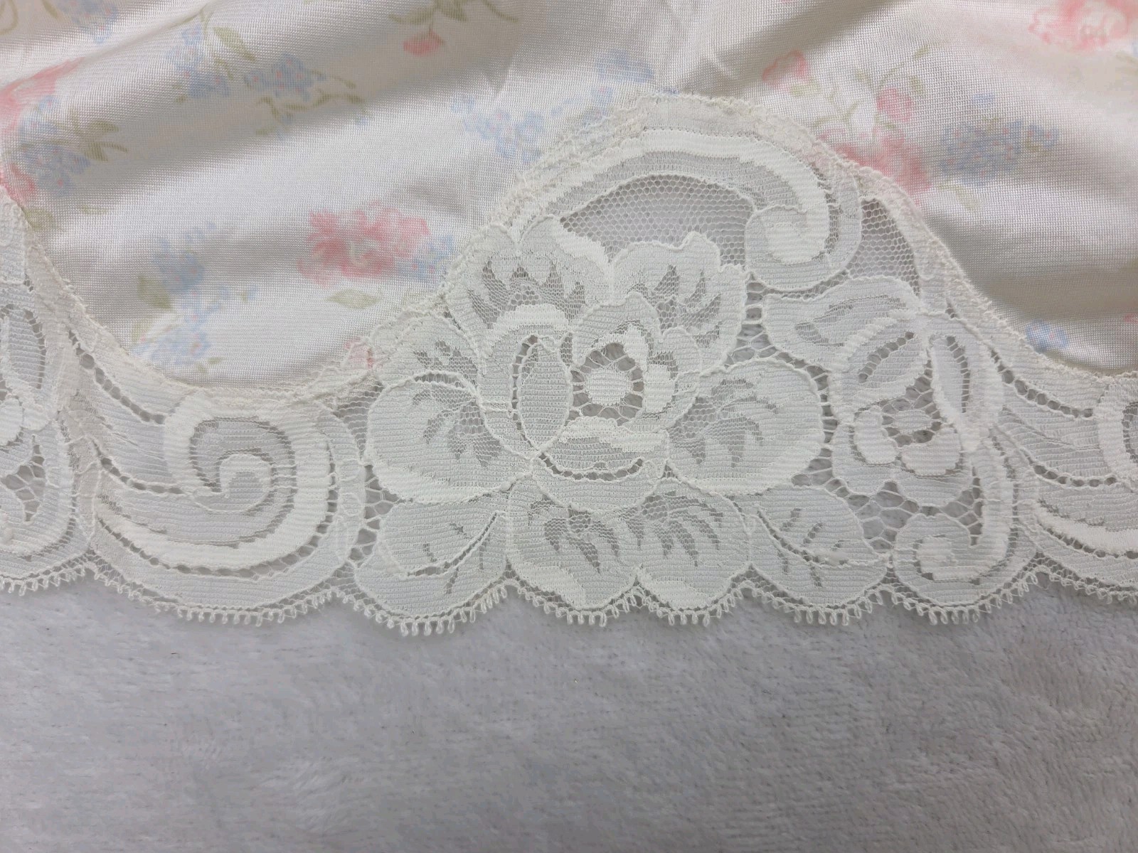 Vtg 1980s Floral HALF SLIP SKIRT Size M Antron Nylon Ivory Lace Vanity Fair