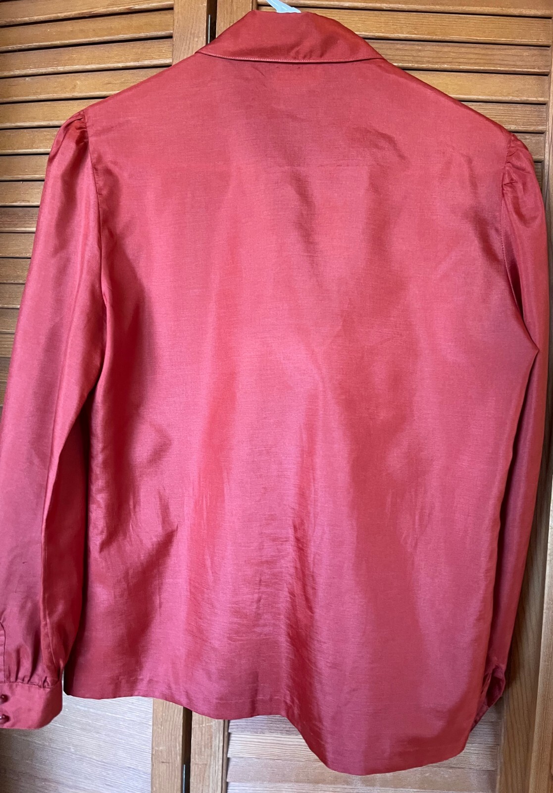 VINTAGE „SILKHANA LADY MANHATTTAN” WOMEN’S 12 (40″ BUST) RUST COLOR BLOUSE, EUC
