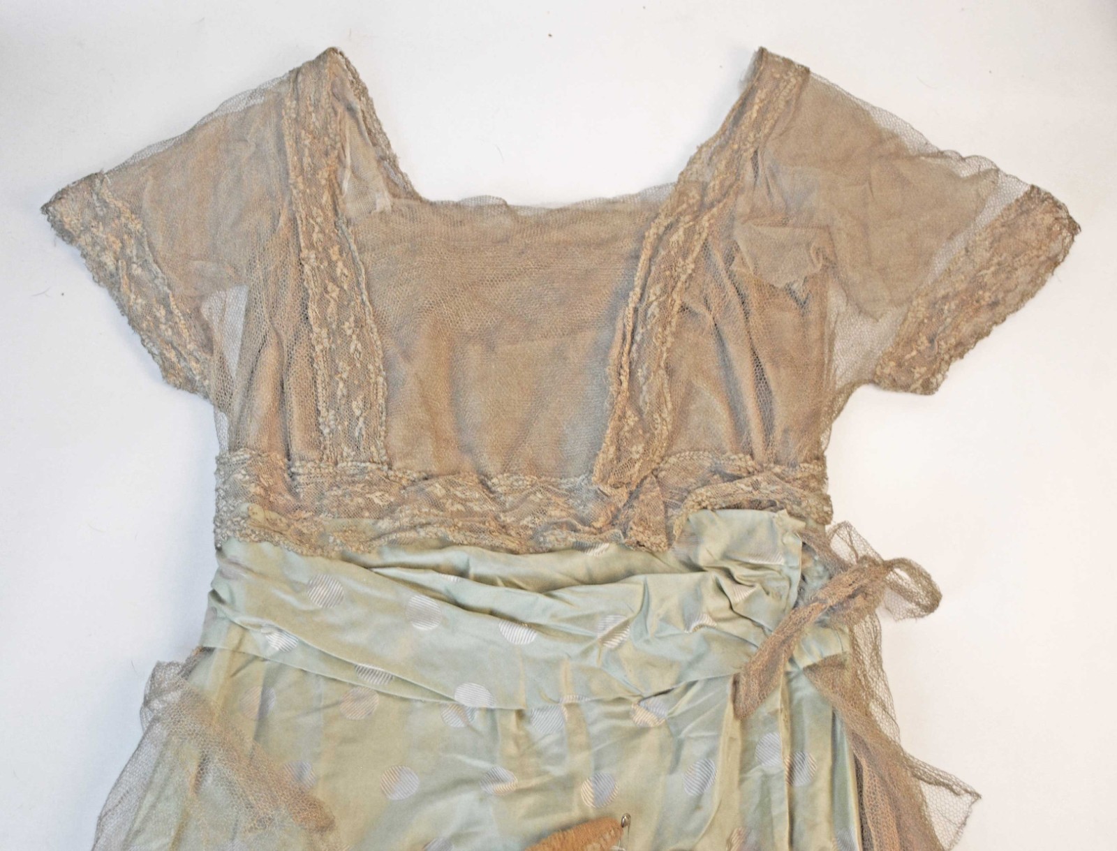 FLAPPER SILK SATIN EVENING DRESS, 1920s, METALLIC LACE TRIM AND NETTING