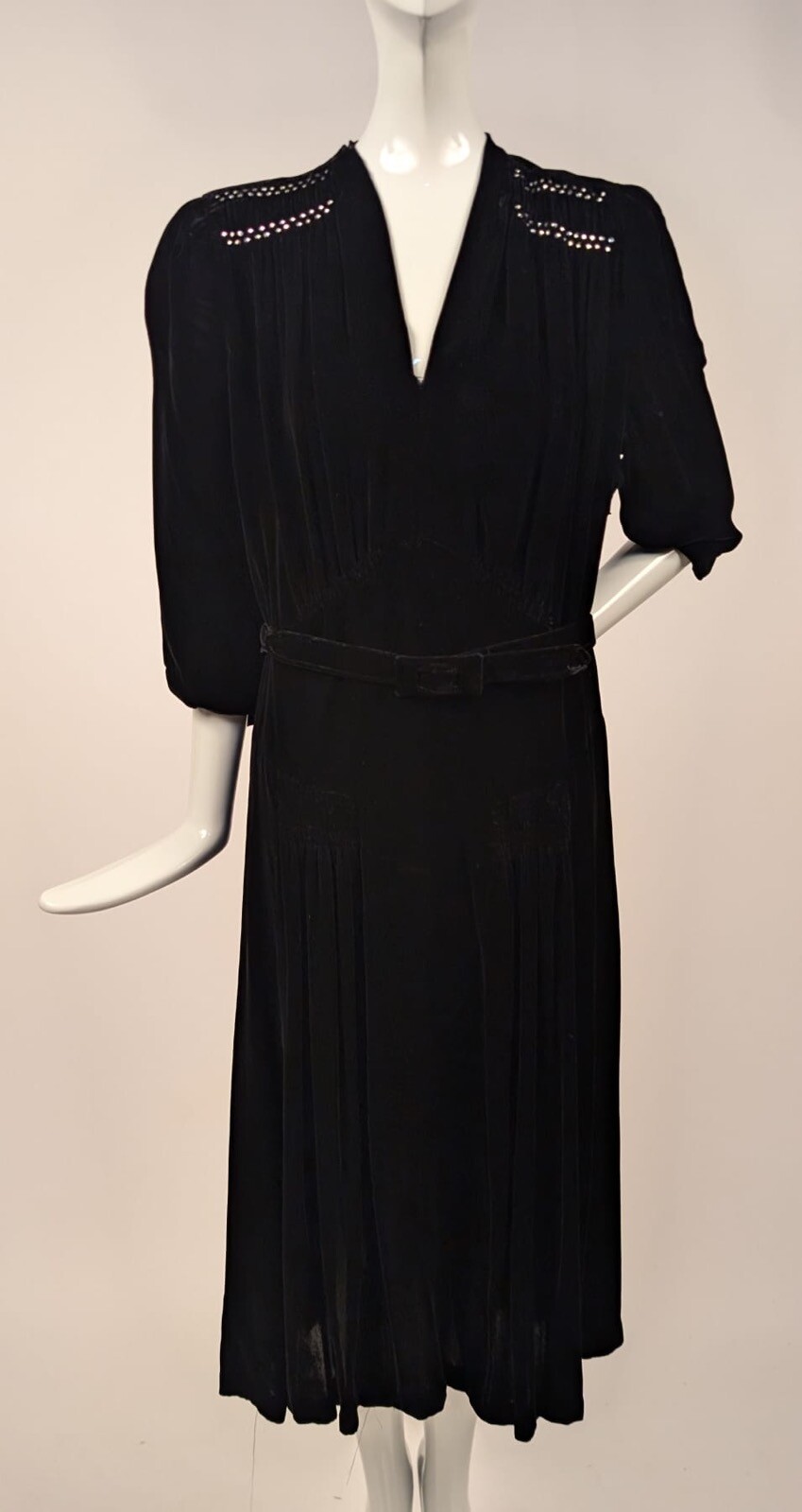 1940’S BLACK SILK VELVET DRESS W RHINESTONE TRIMMED RUCHING