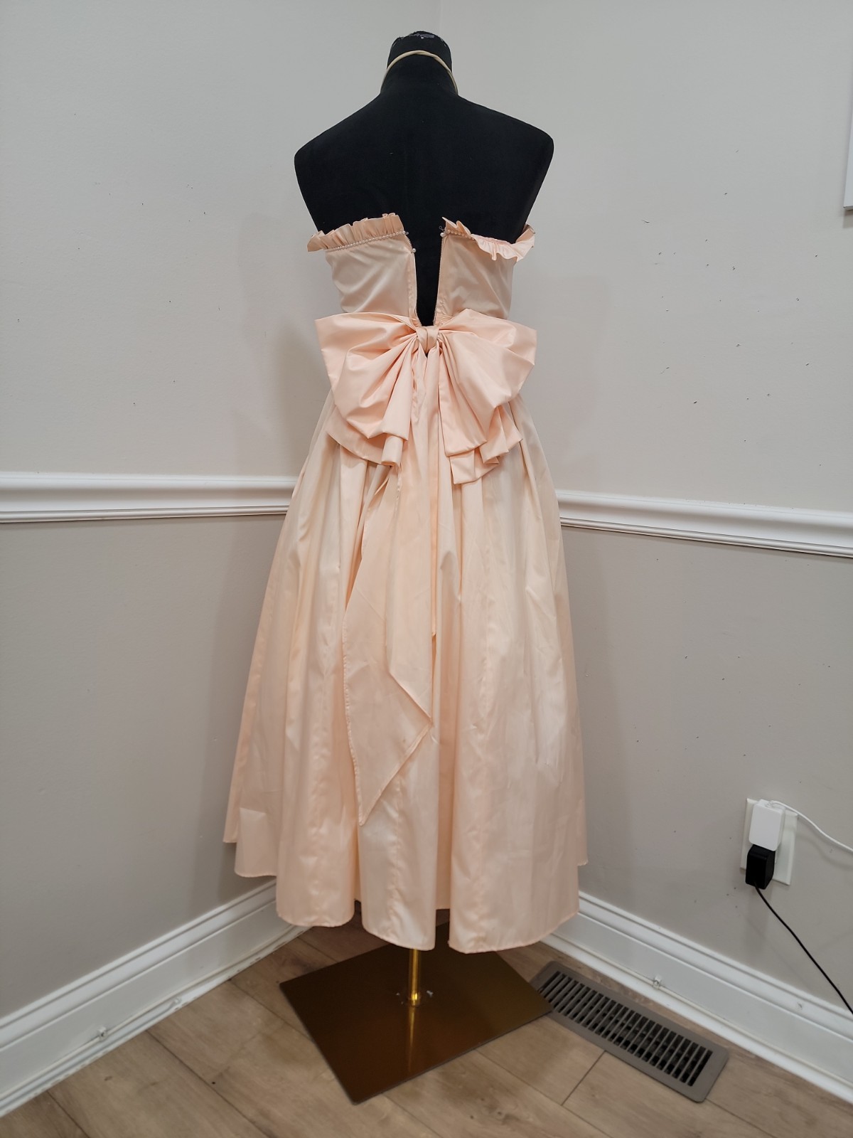Vintage 80s Peach Taffeta Strapless Dress Ruffle Prom Formal Party Cocktail Gown