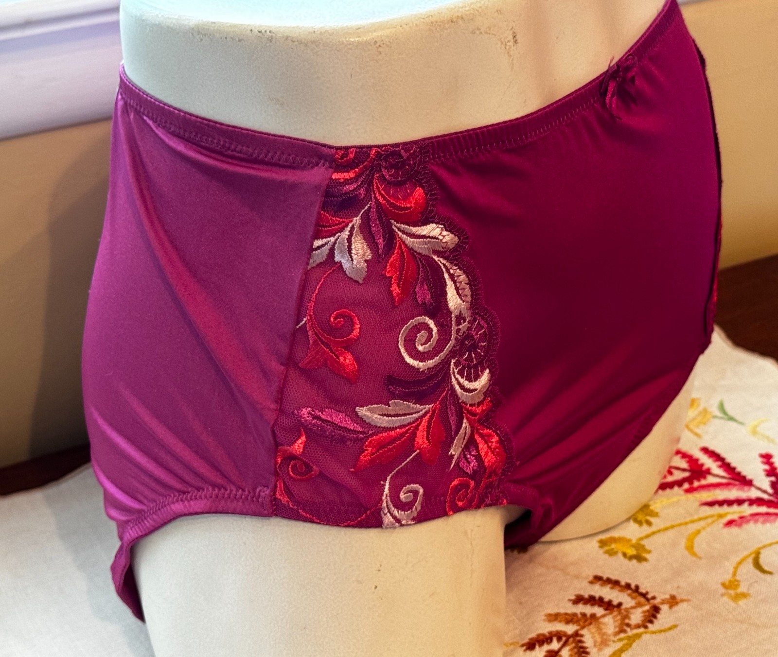 VINTAGE SOMA ~ WILD ASTER PINK ~ SENSUOUS LACE MODERN BRIEF PANTIES ~ MEDIUM