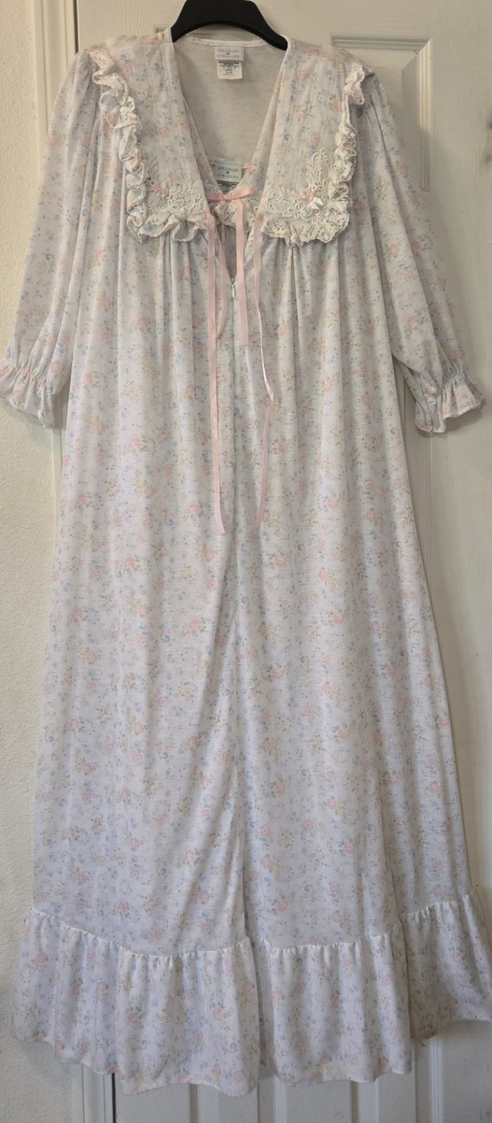 1970s GILLIGAN & O’MALLEY Ruffled Embroidered Floral Peignor Set W Lace Trim L
