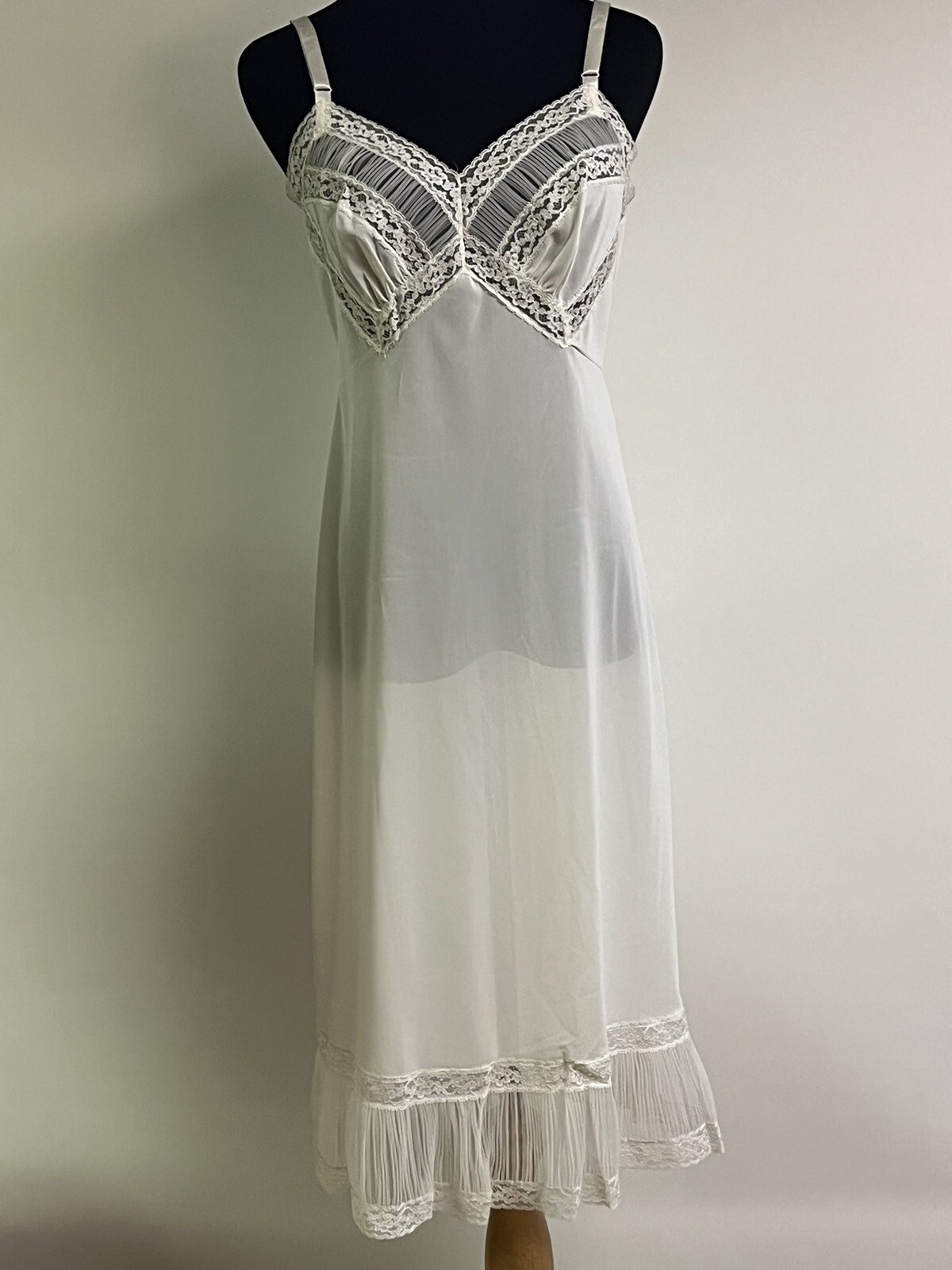 Vintage 1960’s Barbara Lee White Lacy Full Slip Size 34A