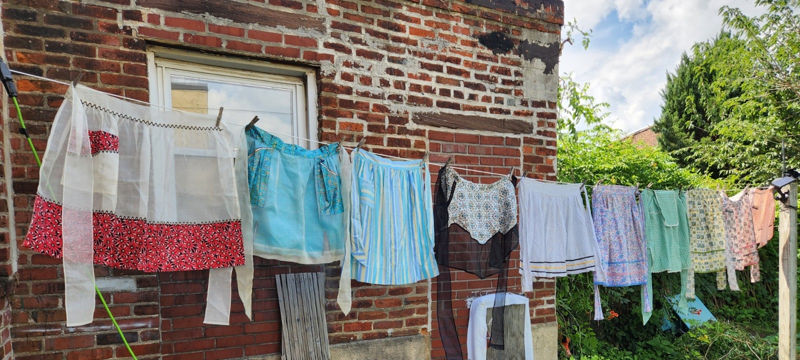11 beautiful vintage aprons – 1 full, 10 1/2 – Great condition!