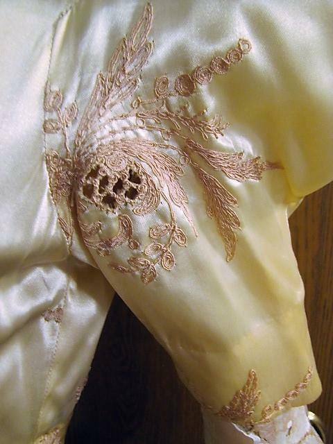 1940s FRENCH SATIN EMBROIDERED DRESSING GOWN WITH TRAIN & PUFFED SLEEVES XS P