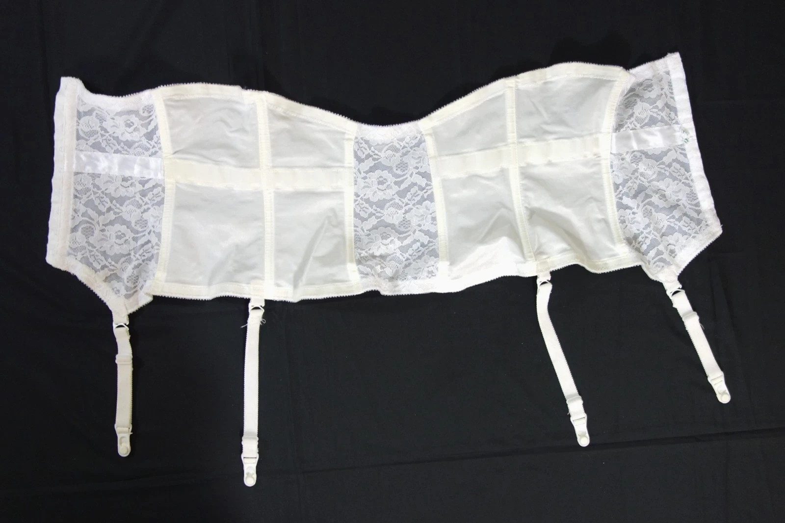 Vintage~JC Penney Delicates~Size 32 Eyelet Lace Girdle Garter Belt Nylon Spandex