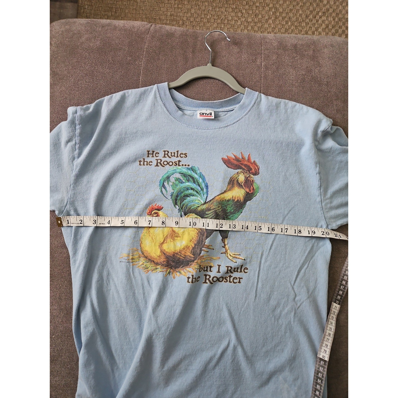 Vintage Anvil Rooster T-Shirt Light Blue Graphic Tee „He Rules the Roost” Large