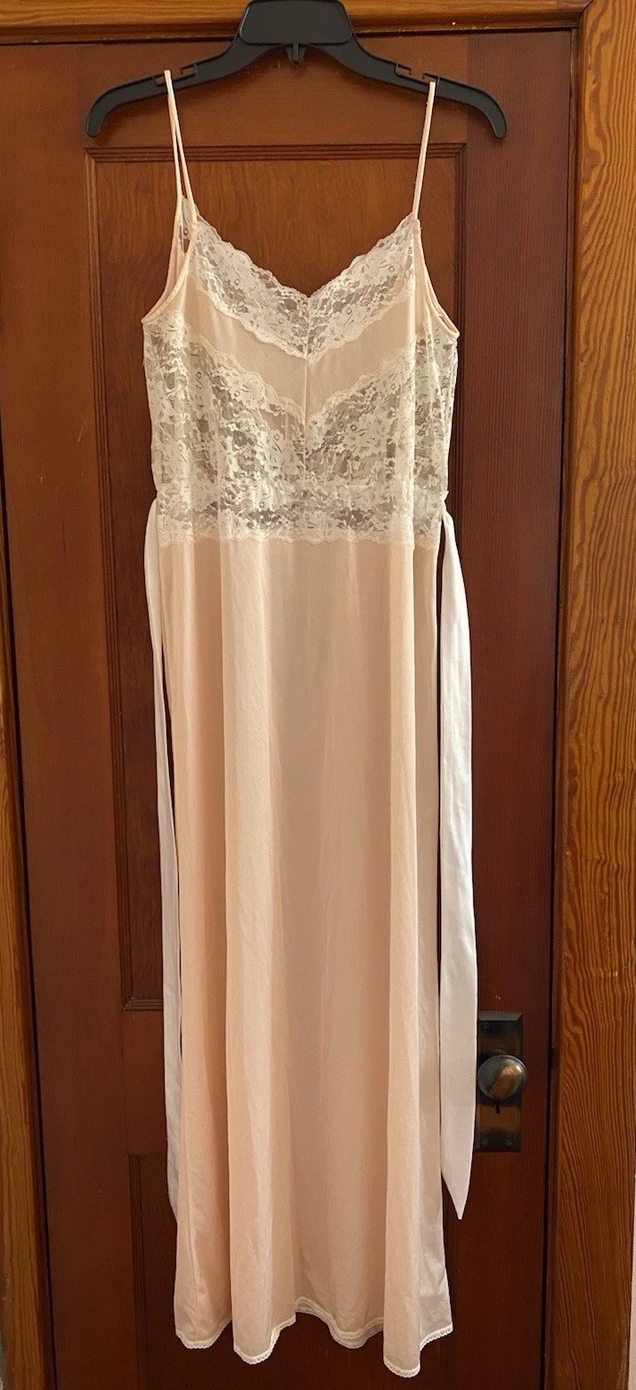 Rare VTG 70s Victorias Secret union made peach ivory lace slip dress Nightgown M
