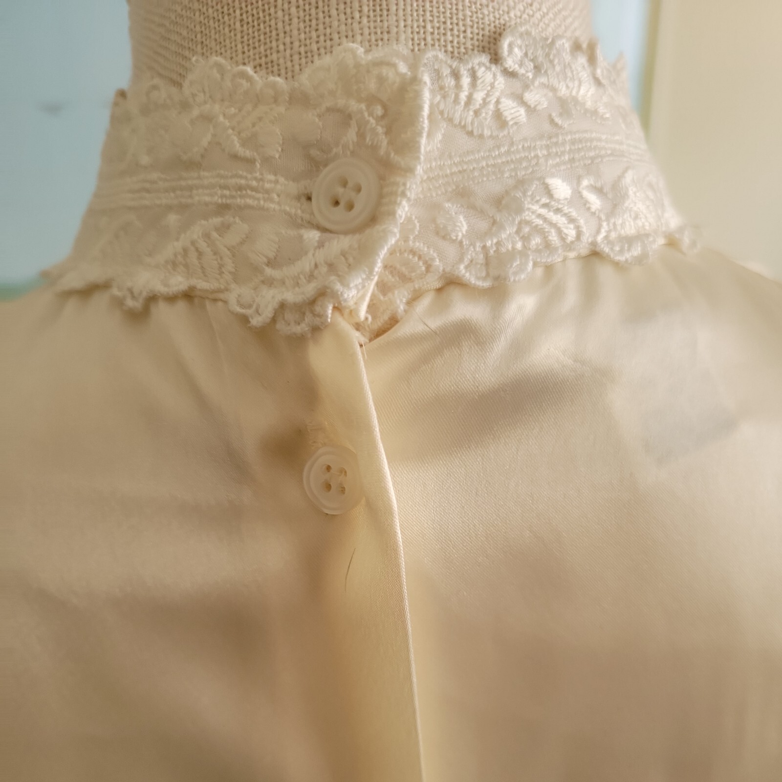 V5g 80s Victorian Blouse puff sleeve high collar embroidery satin