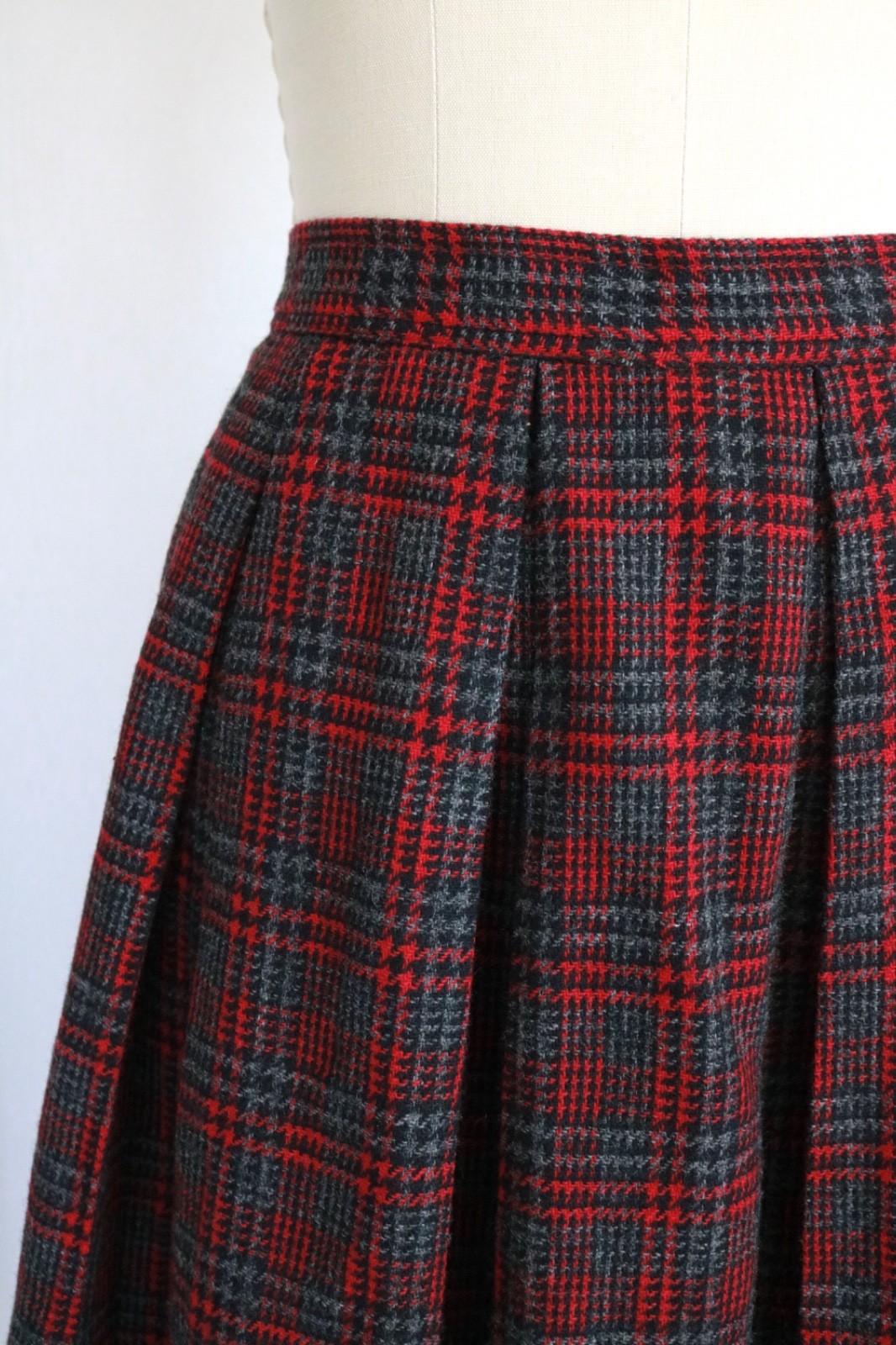 Vintage 70s Red Gray Wool Pleat Check Plaid Full Skirt W23 3/4