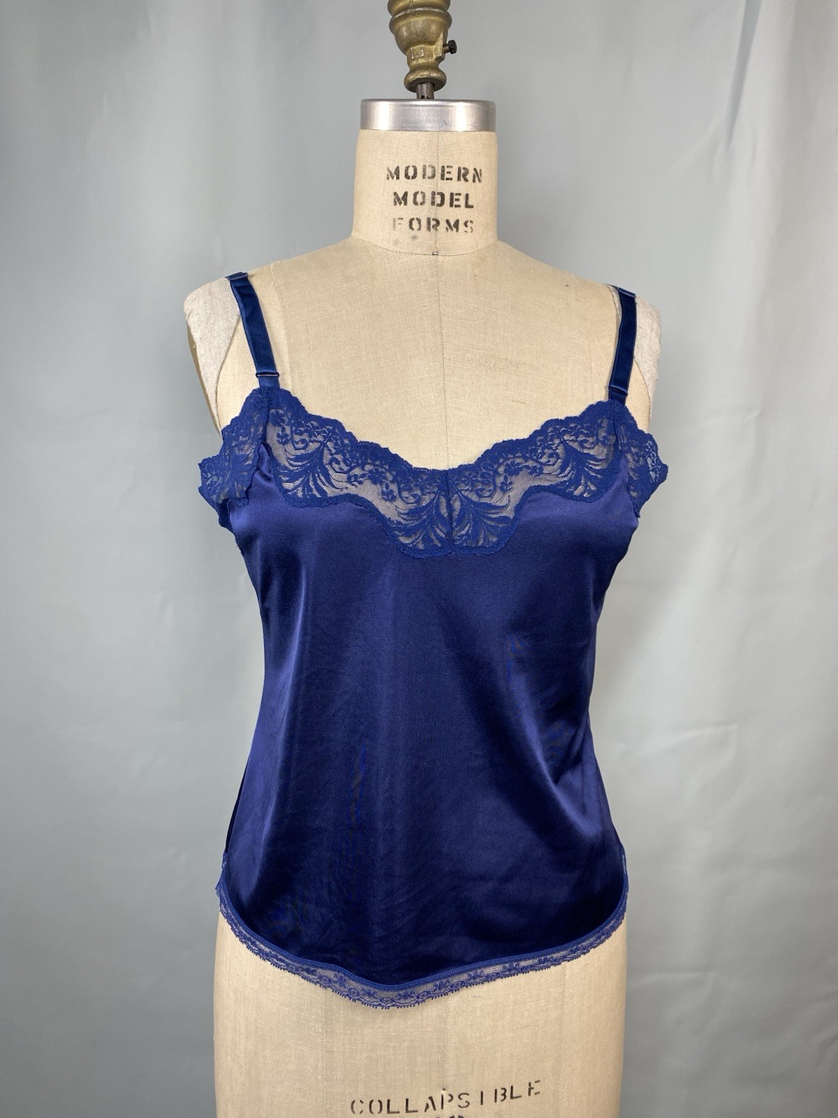 Vintage Camisole Top SIZE MEDIUM blue lace classic UNDERCOVER WEAR 70s 80s