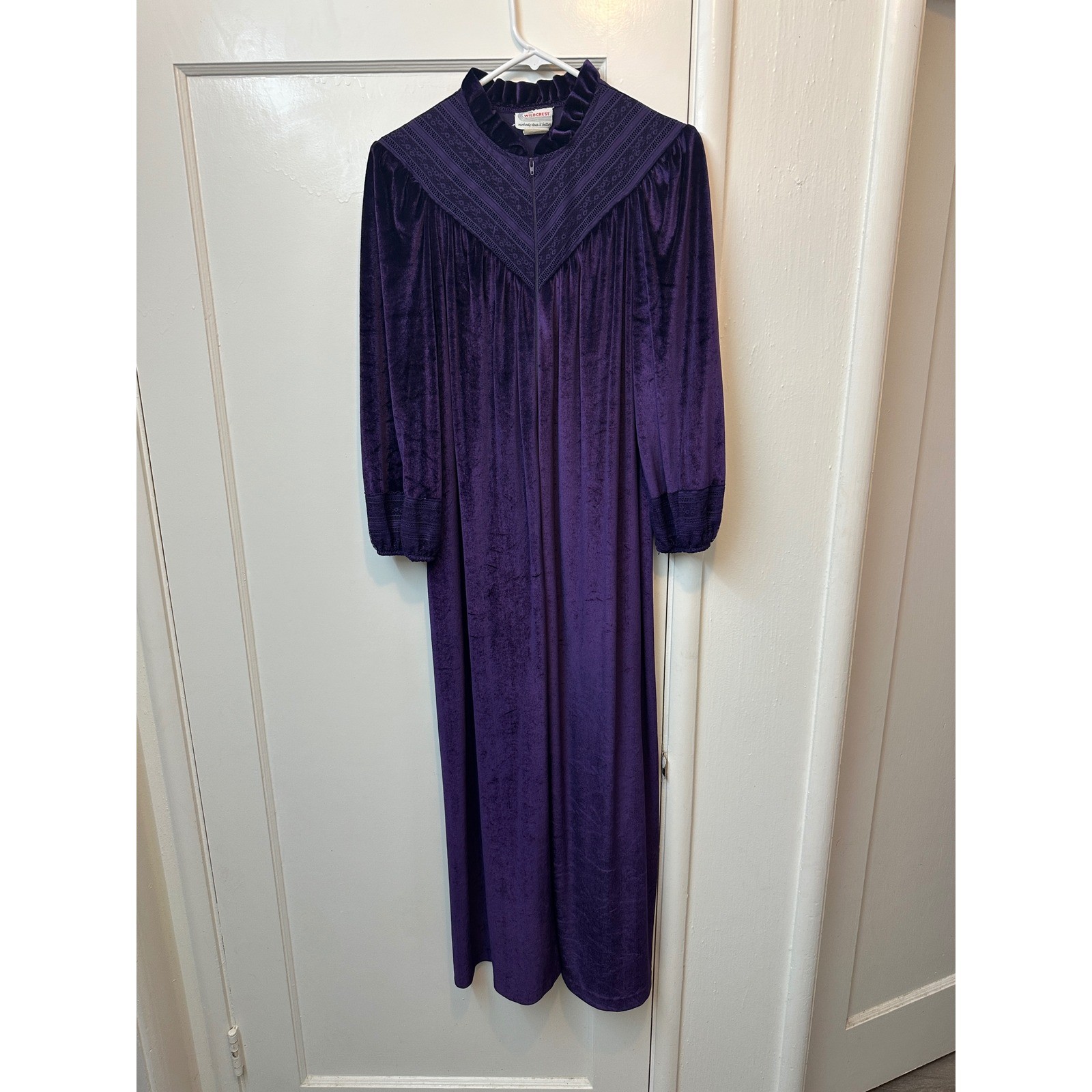 Wildcrest Vintage Purple Velour Robe Lace Yoke Long Lounger Zipper Front M 12-14