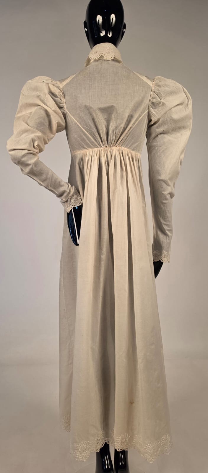 REGENCY 1815 HAND EMBROIDERED FINE COTTON DRESS W PUFF SLEEVES + STAND UP COLLAR