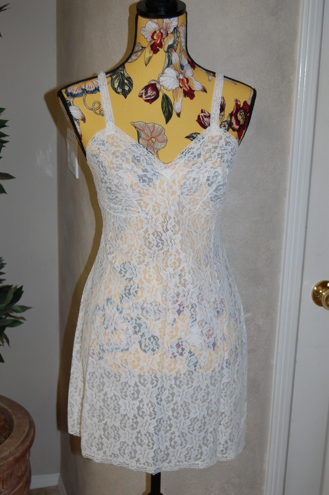 Beautiful Vintage ST. MICHAEL ALL ALENCON Lace/Ivory/Size 12 Bust 34 Mini Length