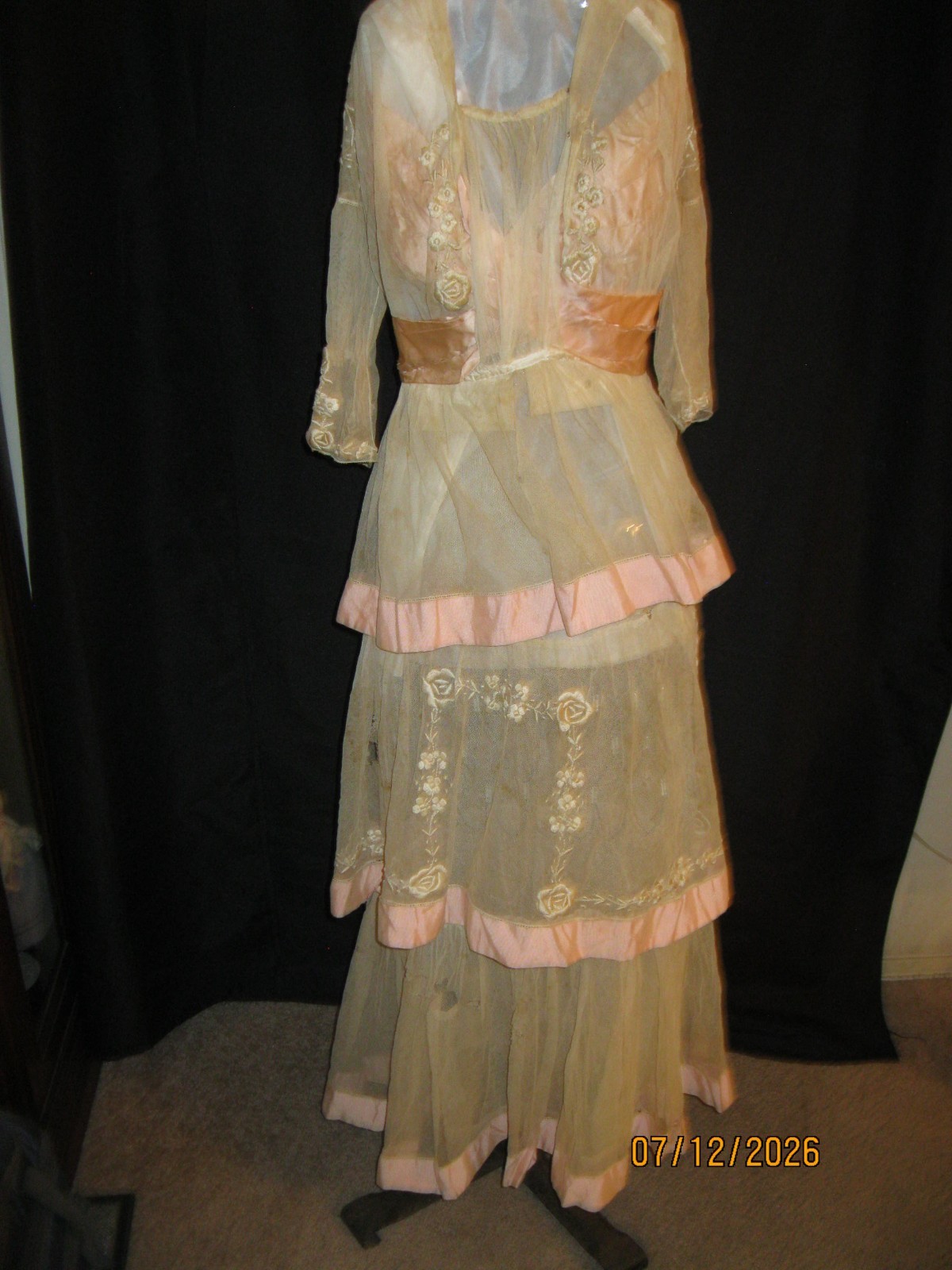 1900’s ANTIQUE EDWARDIAN VICTORIAN NET TEA DRESS W/ EMBROIDERED FLOWERS