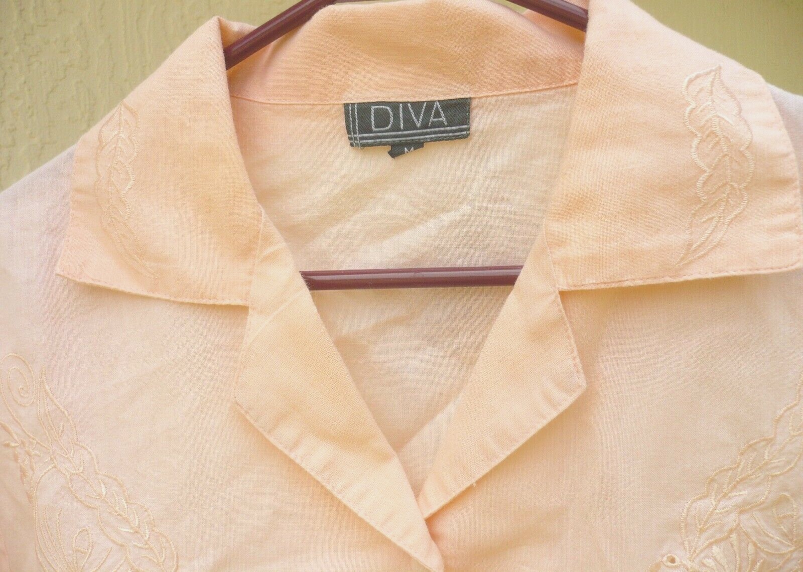 VTG DIVA BRAND M L PEACH PINK EMBROIDERED BUTTON DOWN SHORT SLEEVE BLOUSE WOMEN