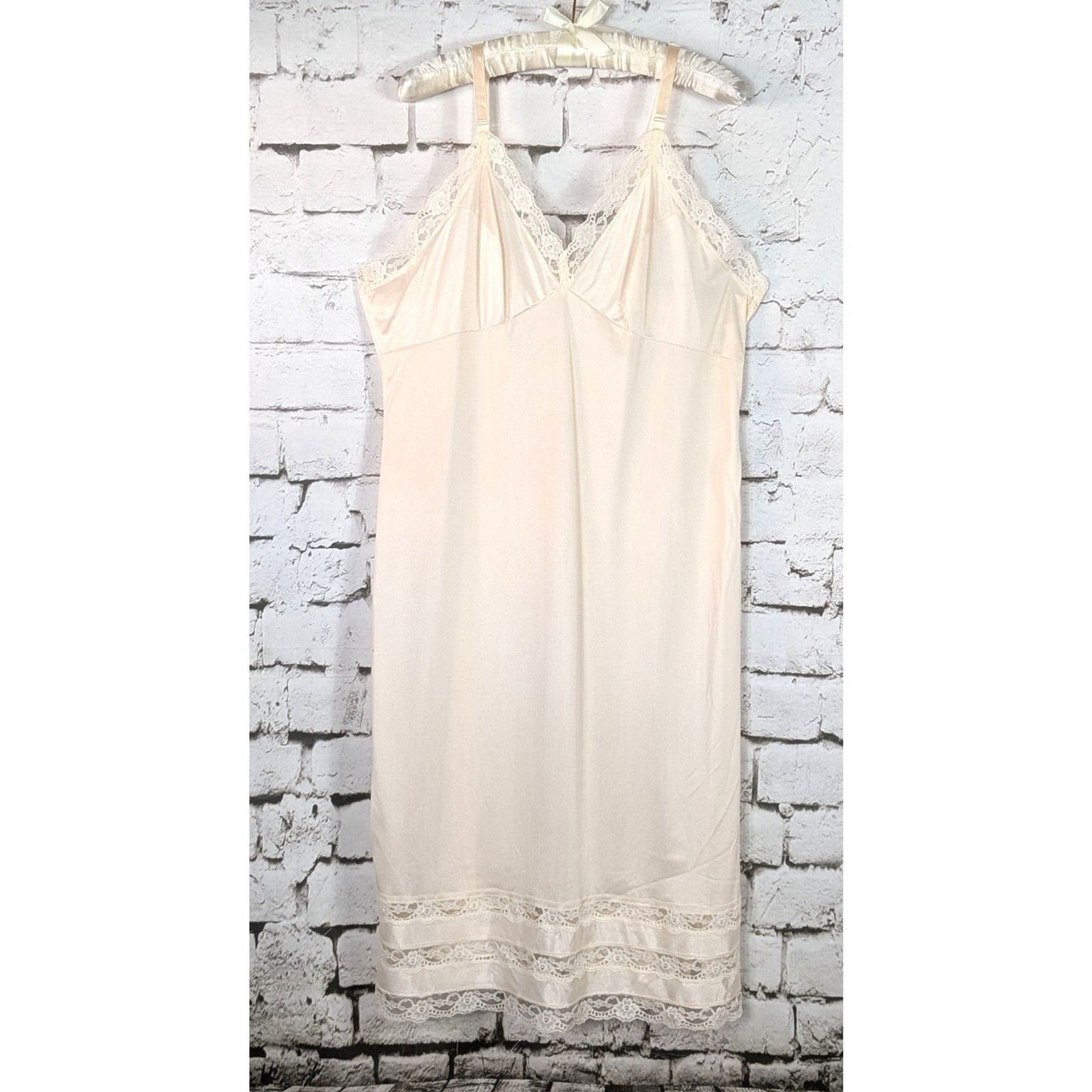 VINTAGE MOVIE STAR Shiny Stretch Satin Nylon Lace Slip Glamour Feminine Size 44