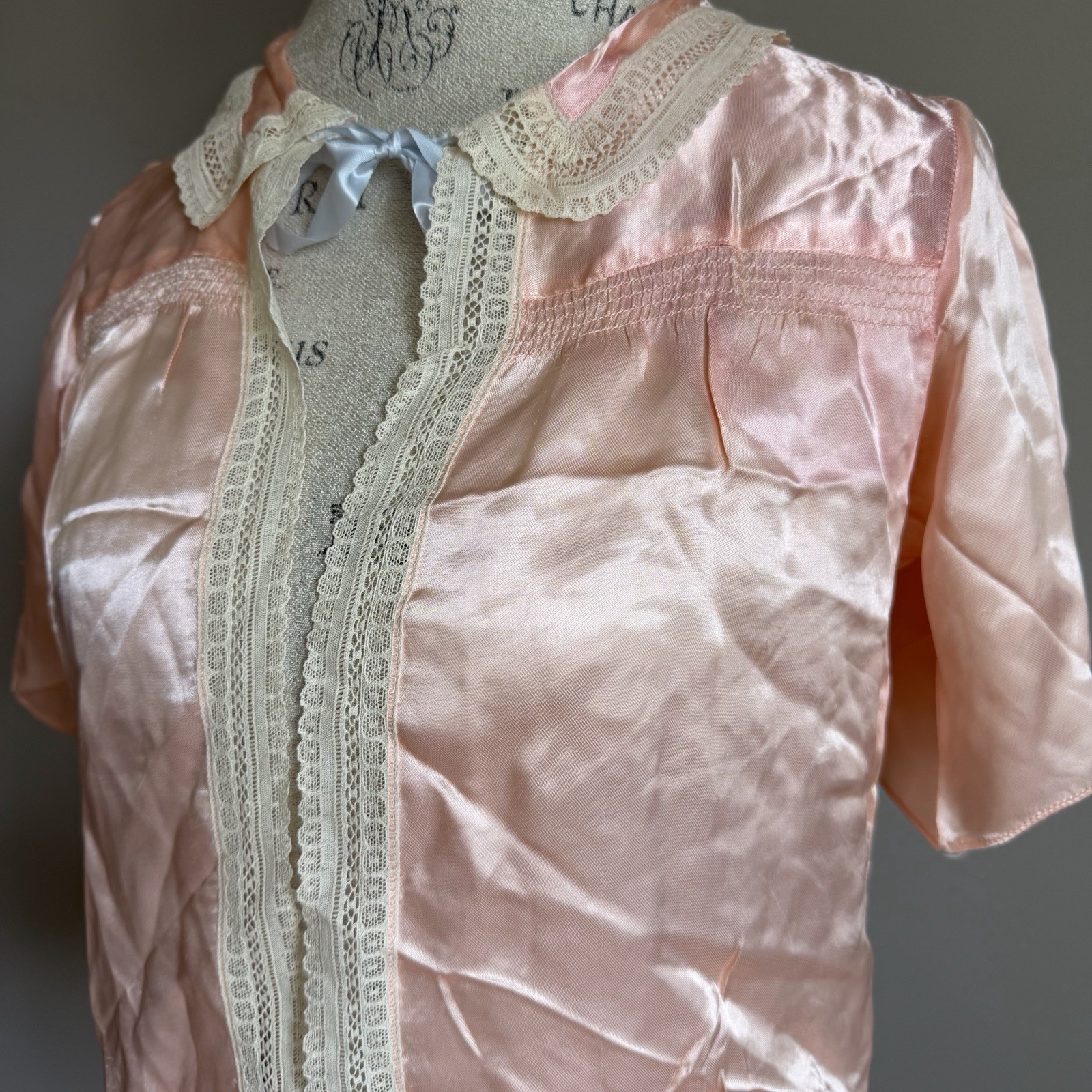 Vintage 30’s Silky Peach Bed Jacket S/M Lace Trim Peter Pan Collar Charming